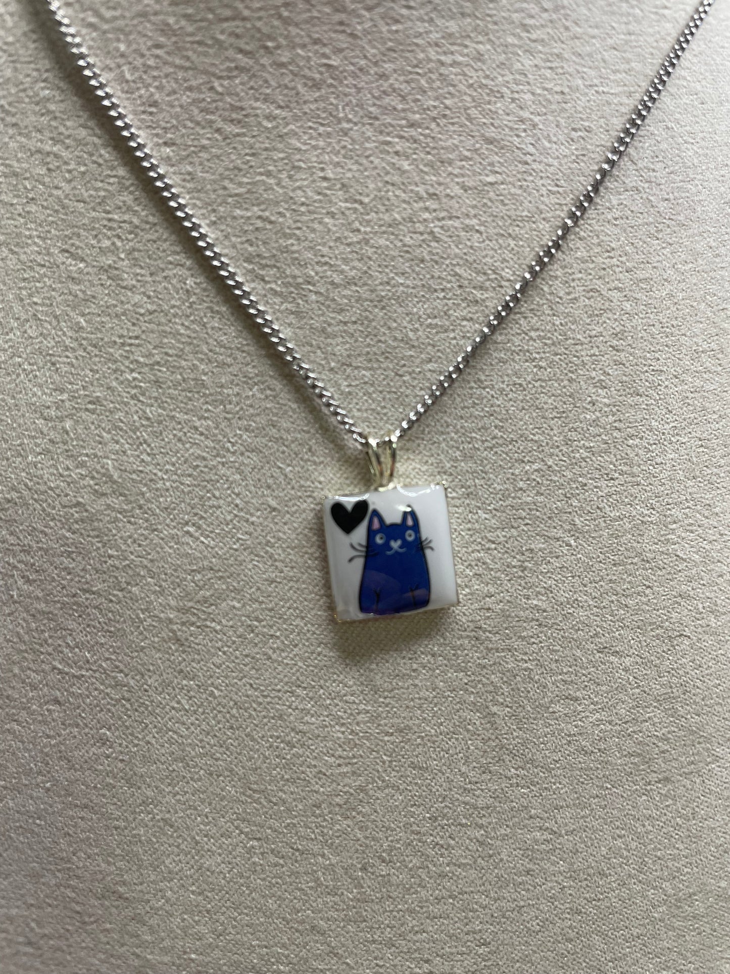 Collier pendentif carré chat bleu