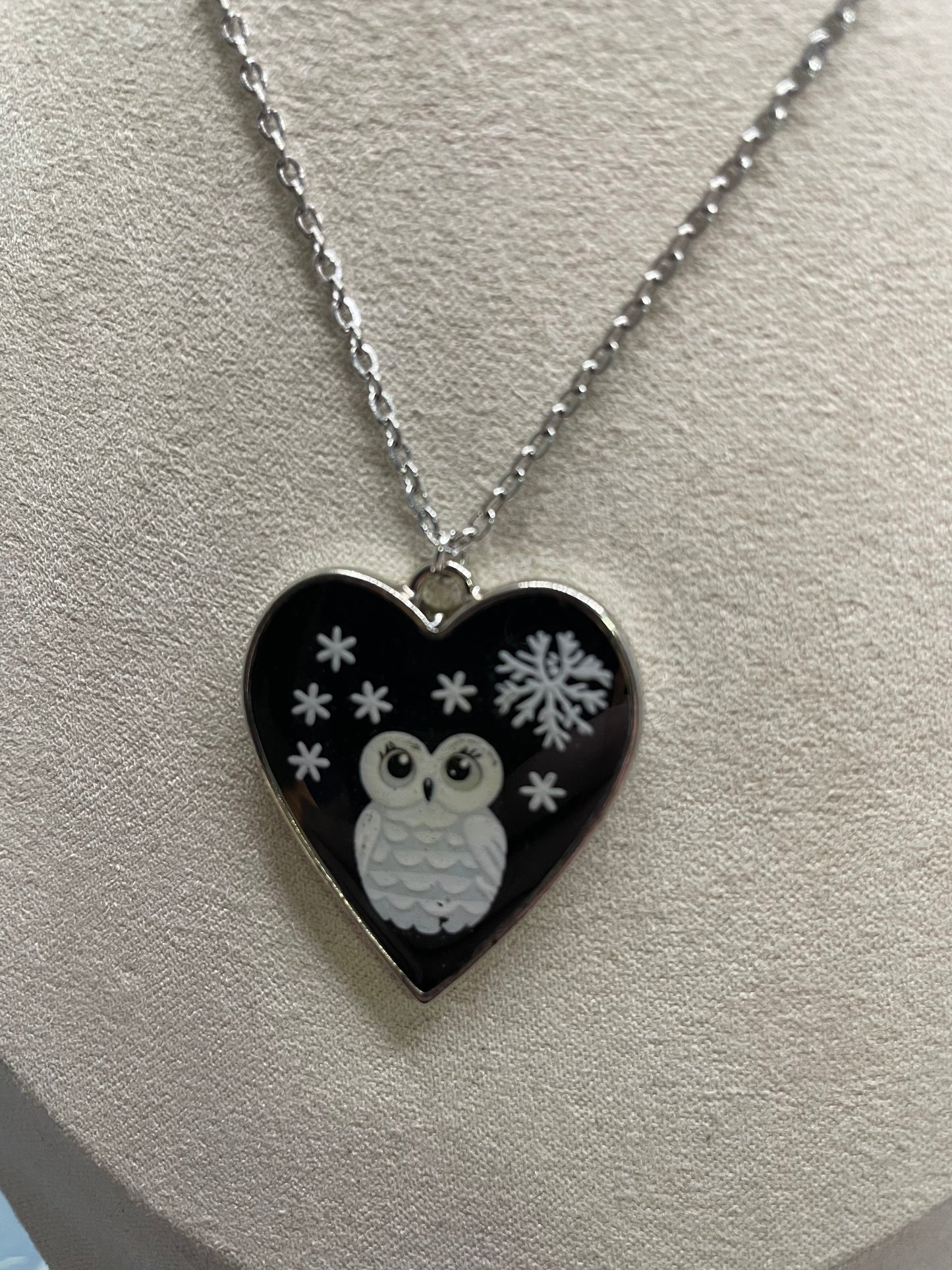 Collier cœur hibou enneigé