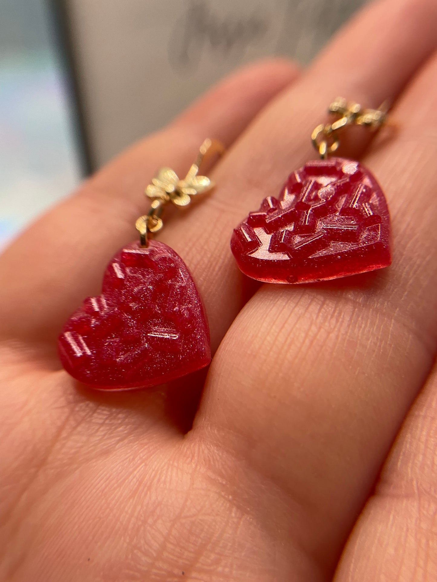 Boucles d'oreilles cœur rose bonbon avec accent papillon