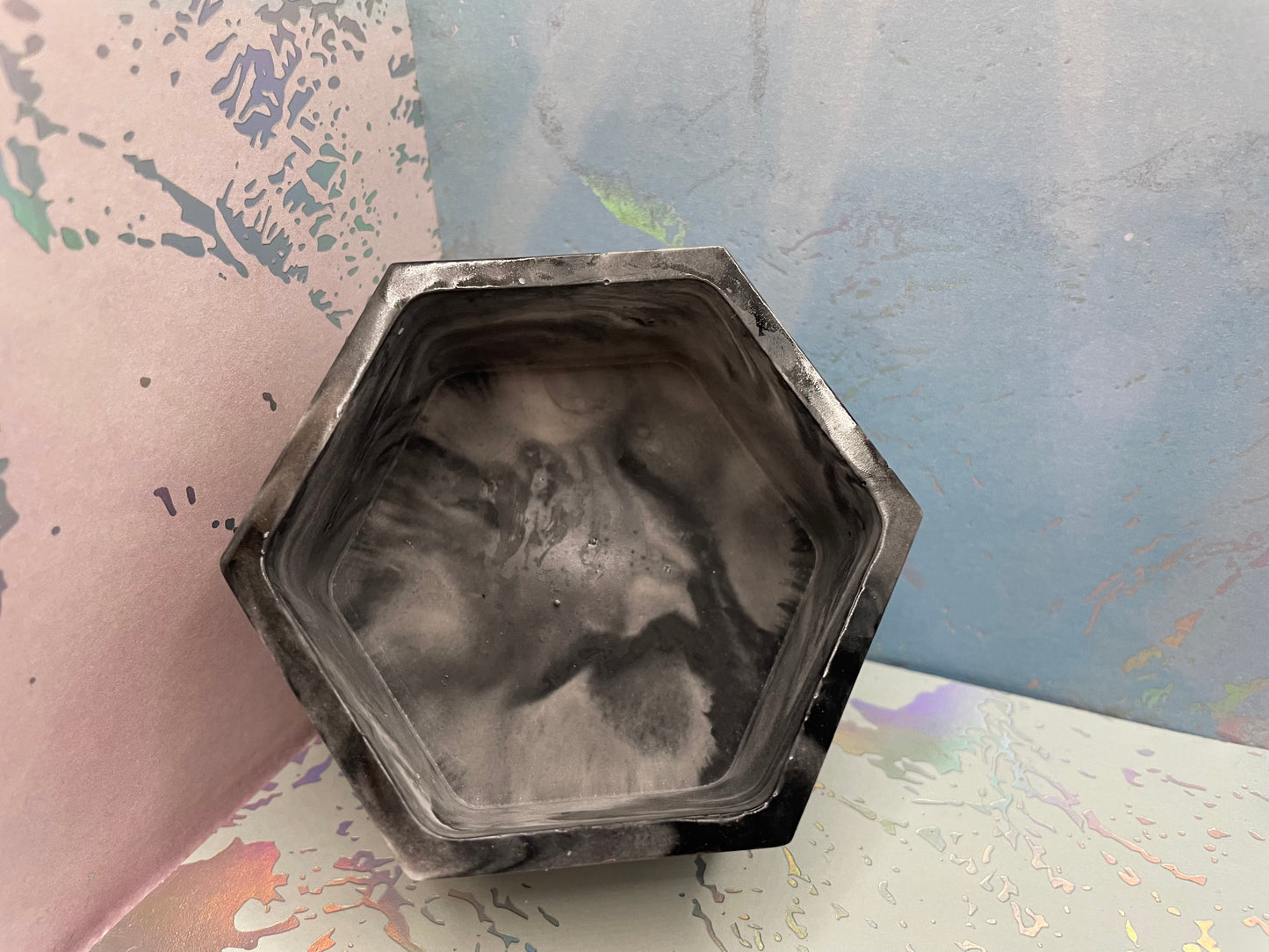 Contenant Hexagonal en Éco-Résine – Effet Fumé