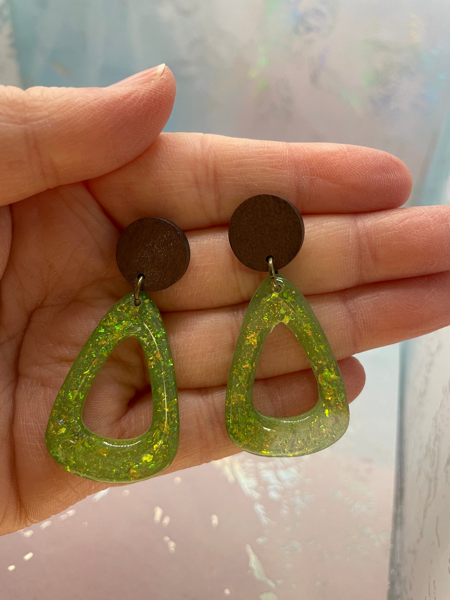 Boucles d’oreilles goutte vert scintillant avec bouton en bois