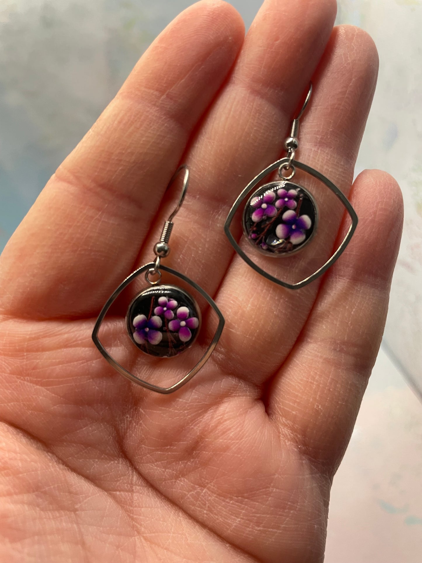 Boucle d'oreille Cabochon Floral mauve avec Cadre Géométrique