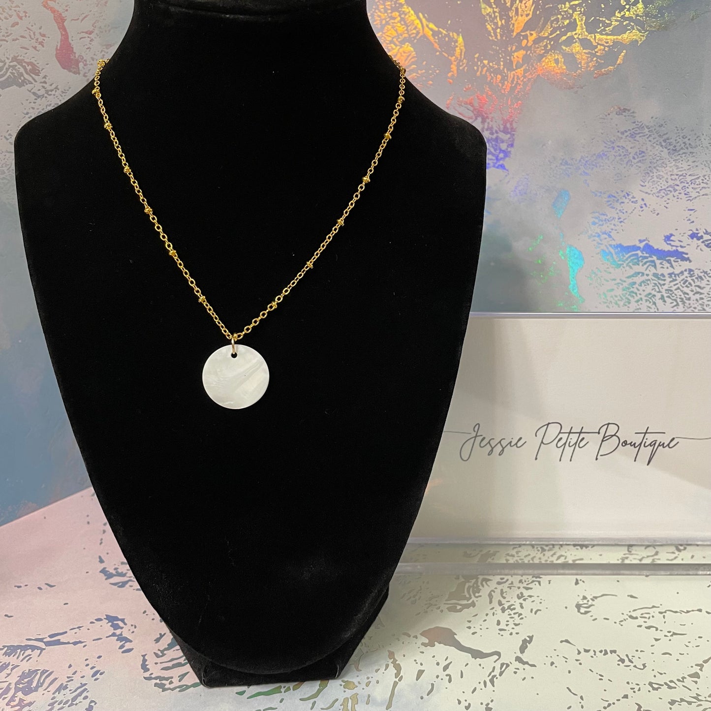 Collier coquillage de 2cm - 23'' chaine dorée