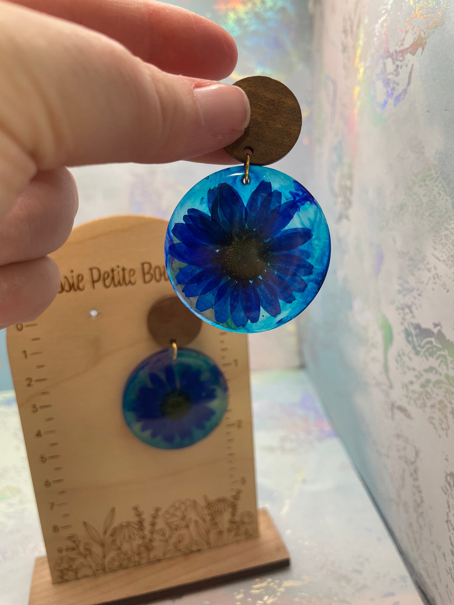 Boucles d’oreilles rondes en résine avec marguerite bleue séchée