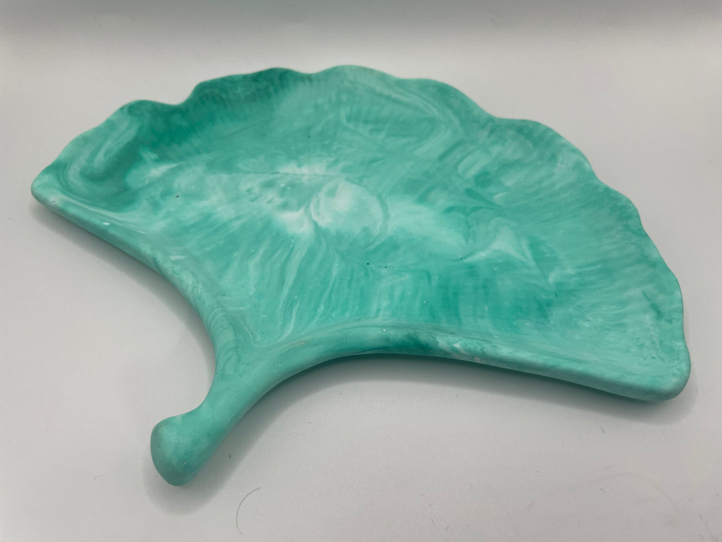 Eco-Resin Ginkgo Leaf Tray – Handmade Decorative Leaf Dish