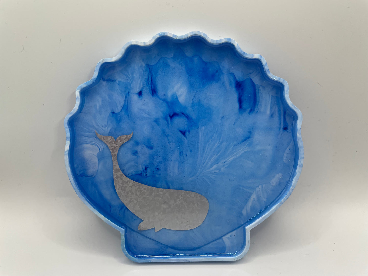Blue Shell-Shaped Tray with Whale Design – Handmade Eco-Resin Decor