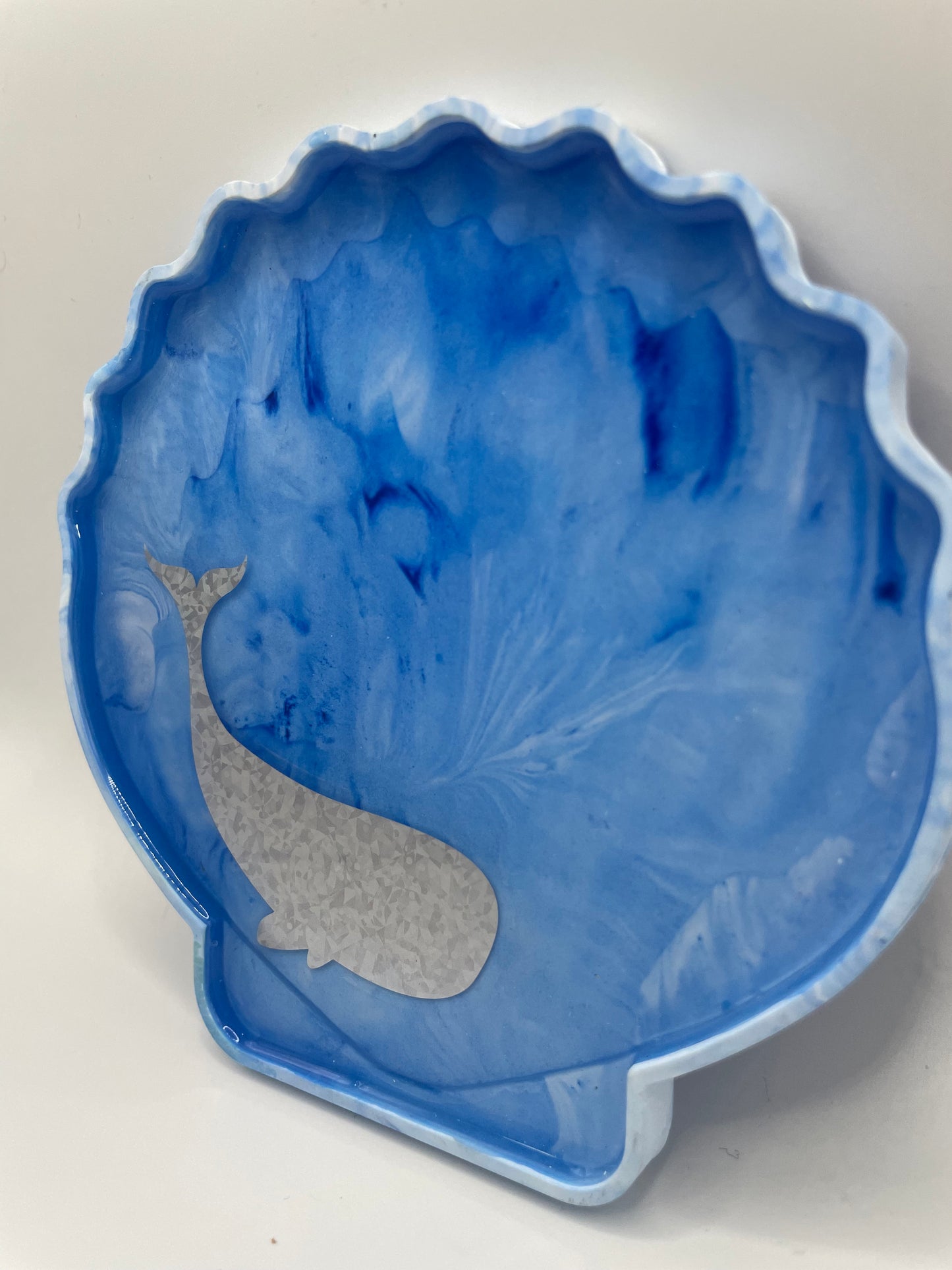 Blue Shell-Shaped Tray with Whale Design – Handmade Eco-Resin Decor