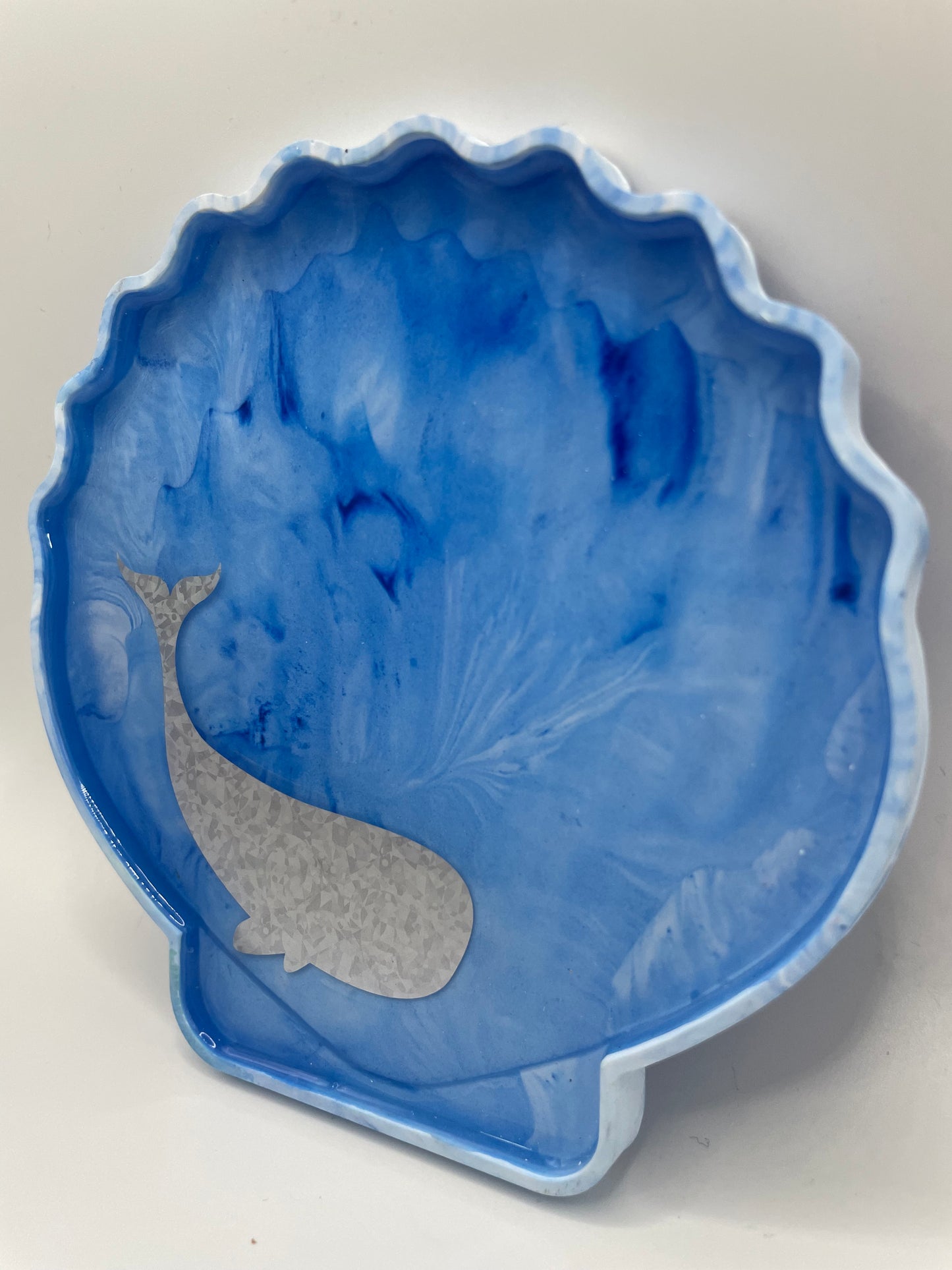 Blue Shell-Shaped Tray with Whale Design – Handmade Eco-Resin Decor