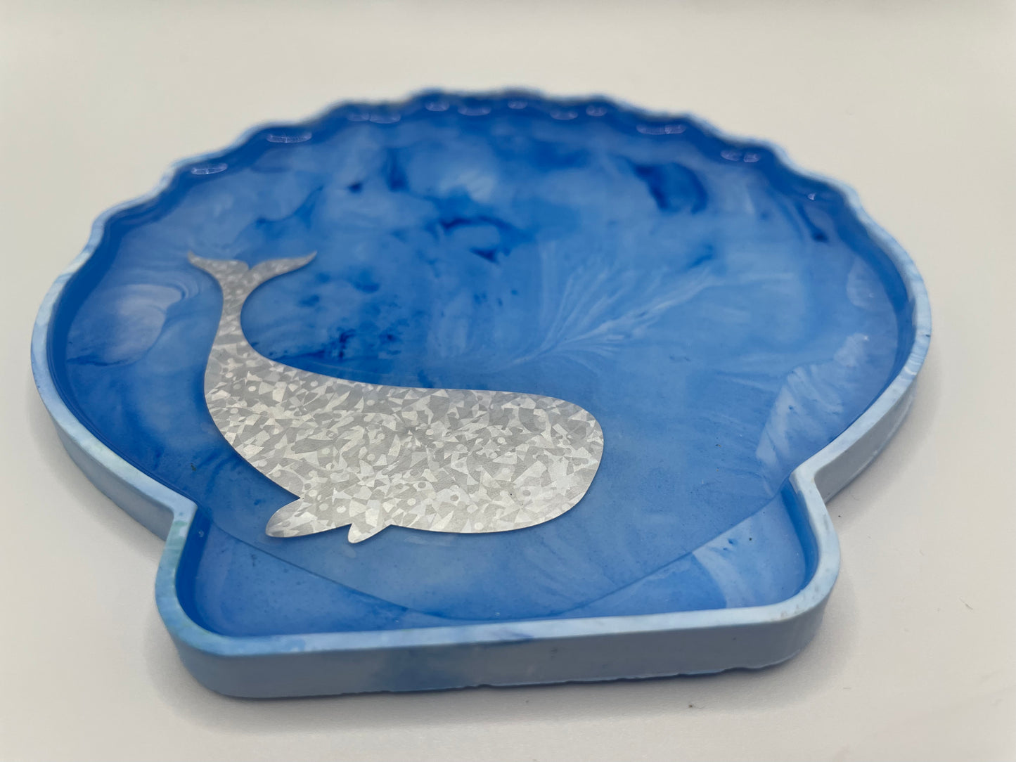 Blue Shell-Shaped Tray with Whale Design – Handmade Eco-Resin Decor