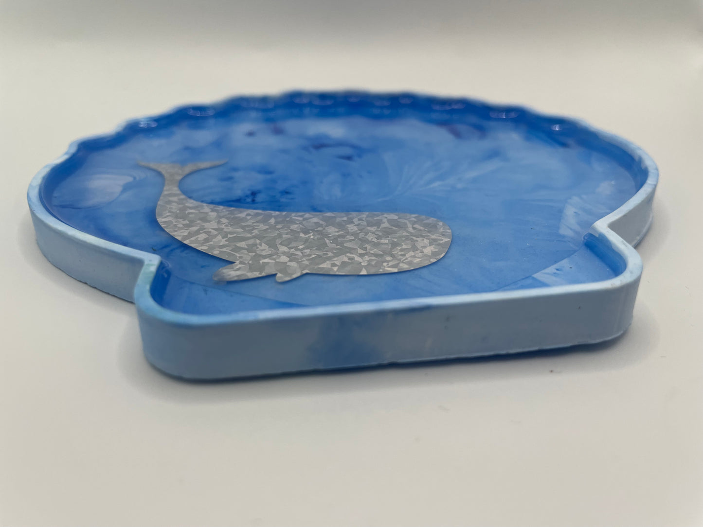Blue Shell-Shaped Tray with Whale Design – Handmade Eco-Resin Decor