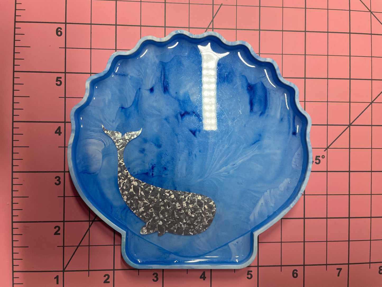 Blue Shell-Shaped Tray with Whale Design – Handmade Eco-Resin Decor