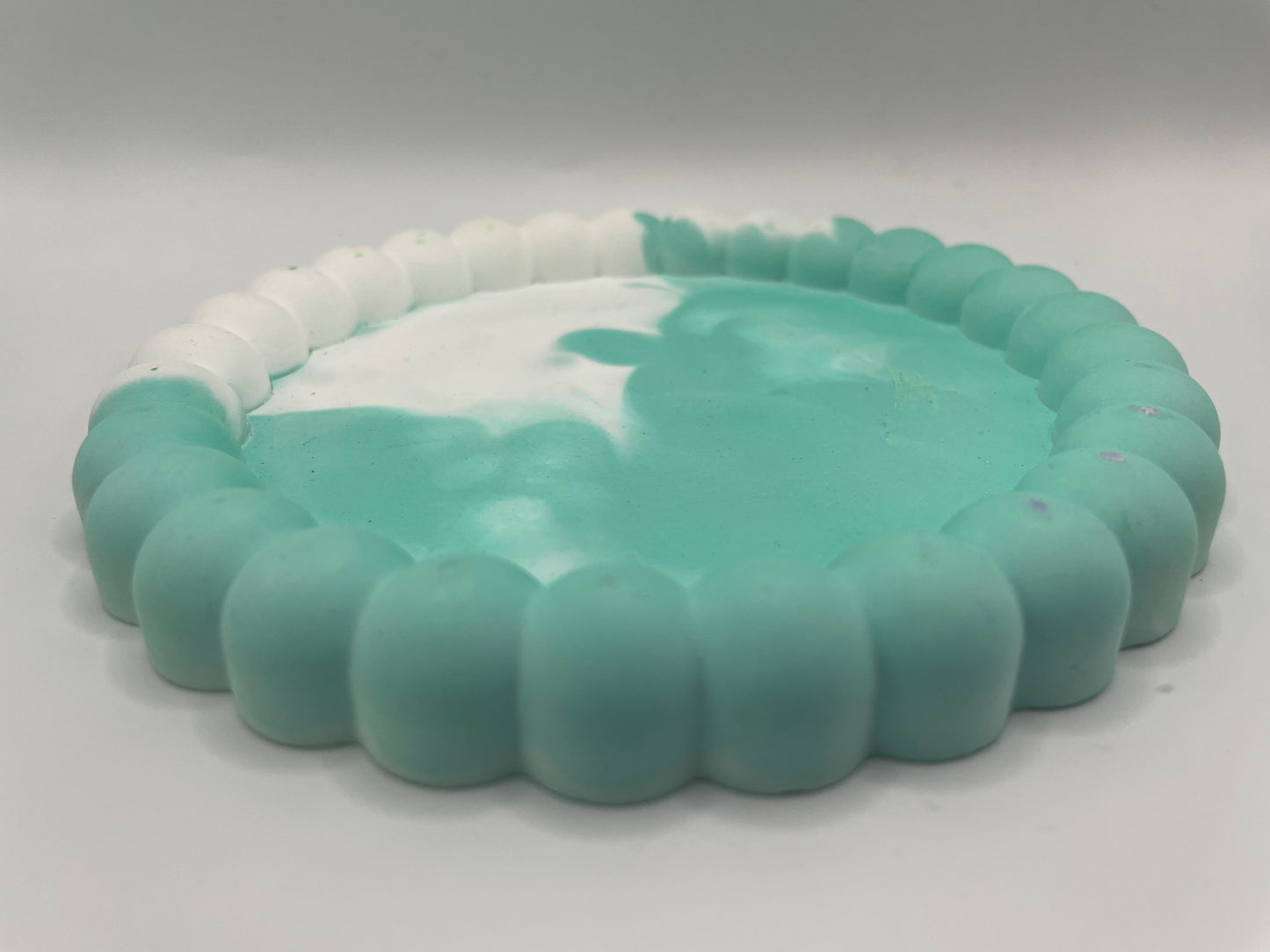 Round Eco-Resin Tray with Bubble Edge – Handmade Minimalist Decor