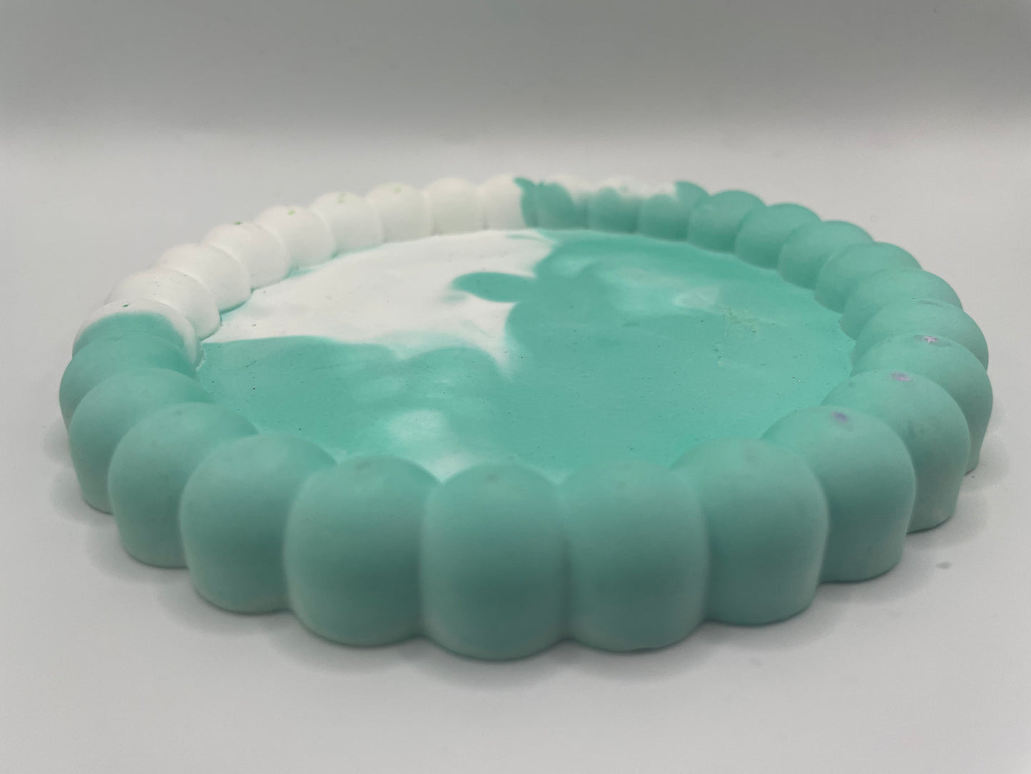 Round Eco-Resin Tray with Bubble Edge – Handmade Minimalist Decor