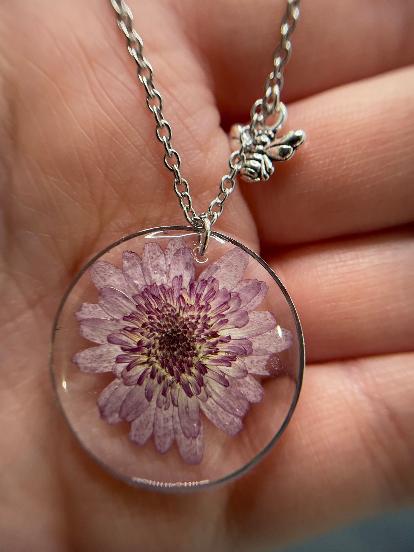 Collier fleur mauve avec abeille-20'' Sans Nickel