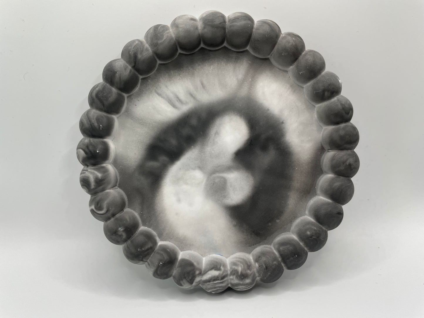 Round Eco-Resin Tray with Bubble Edge – Handmade Minimalist Decor