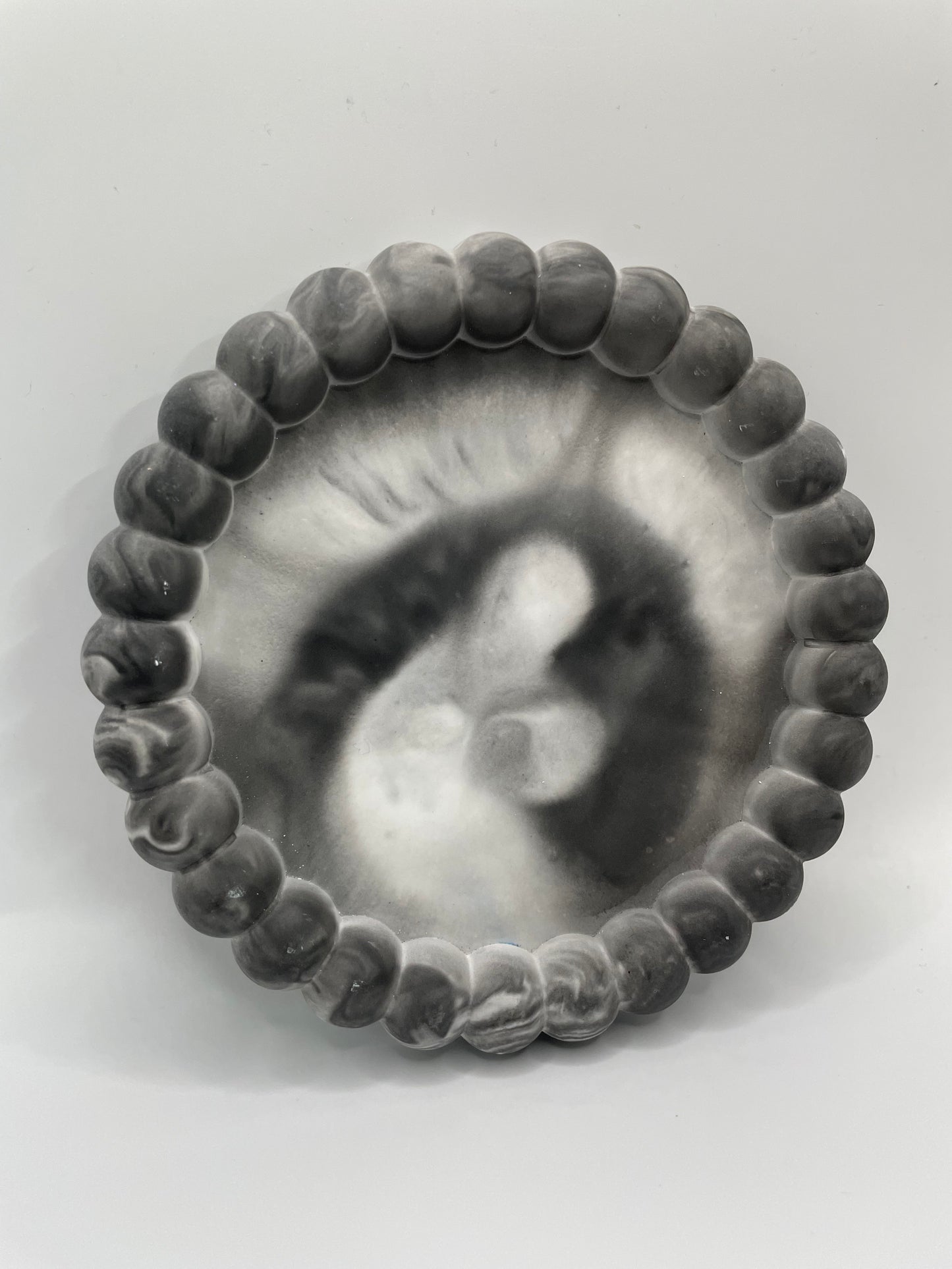 Round Eco-Resin Tray with Bubble Edge – Handmade Minimalist Decor