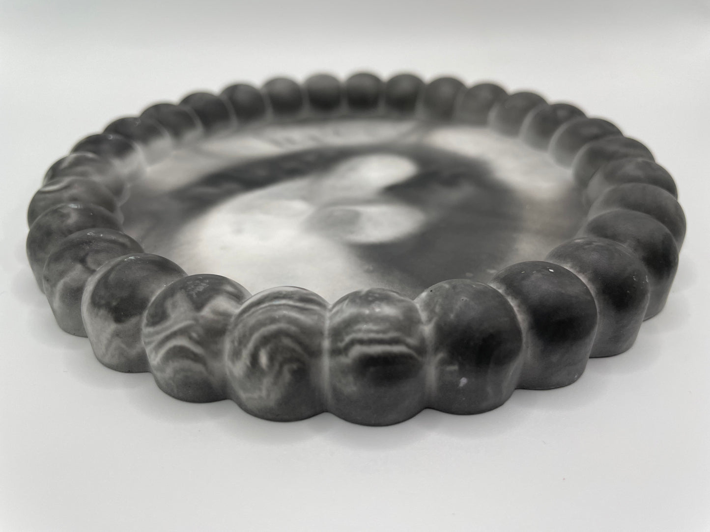 Round Eco-Resin Tray with Bubble Edge – Handmade Minimalist Decor