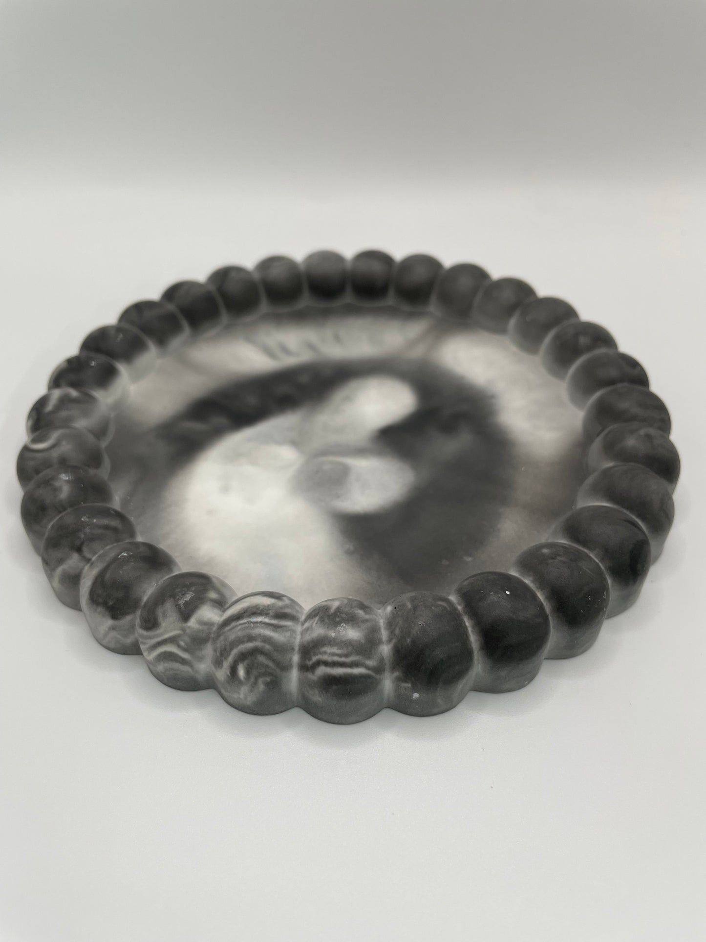 Round Eco-Resin Tray with Bubble Edge – Handmade Minimalist Decor