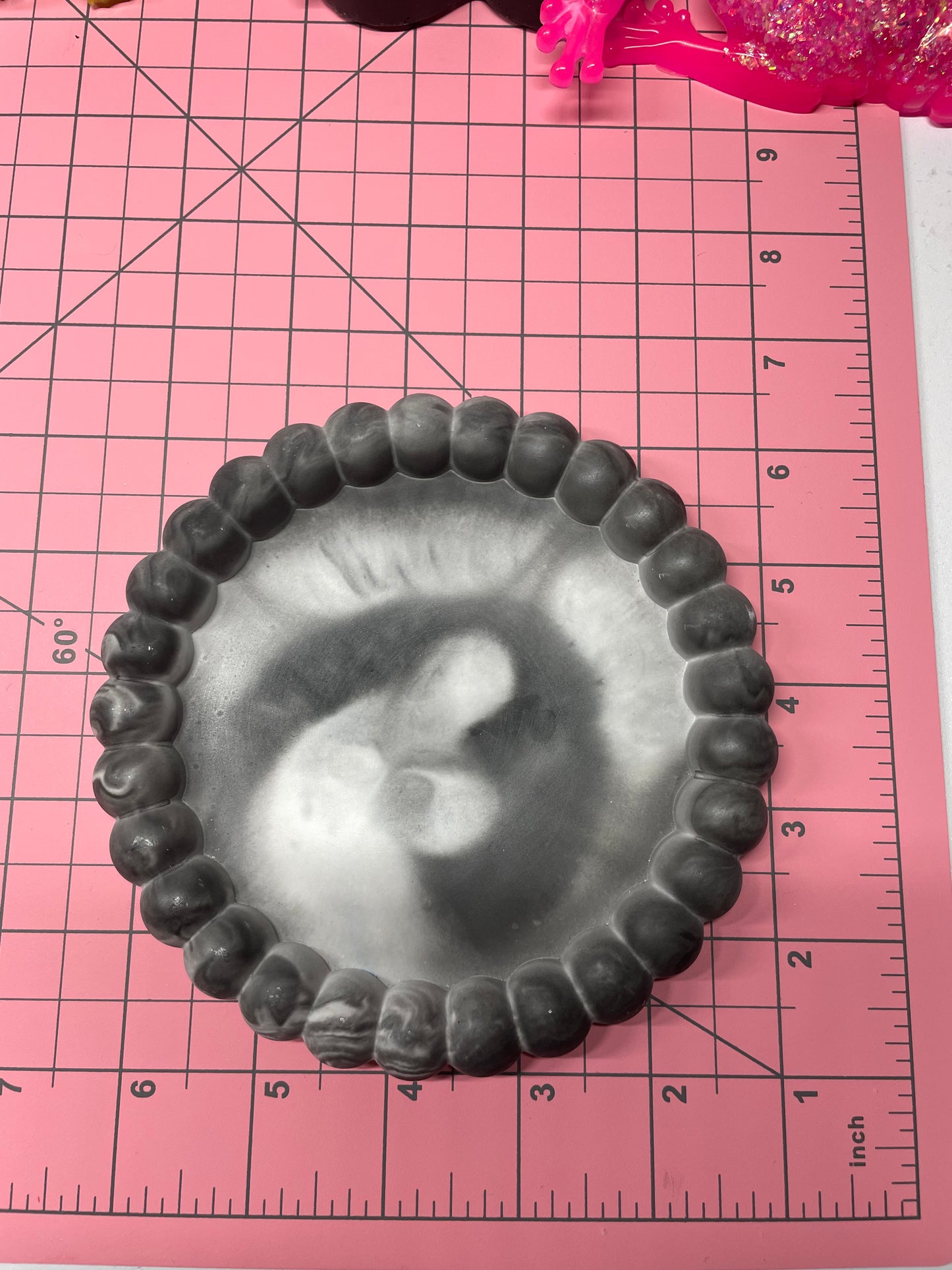 Round Eco-Resin Tray with Bubble Edge – Handmade Minimalist Decor