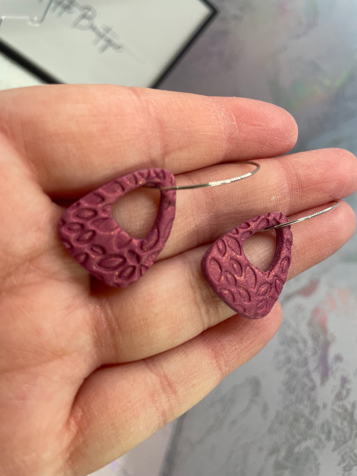Boucles d’oreilles créoles triangle texturé prune – argile polymère