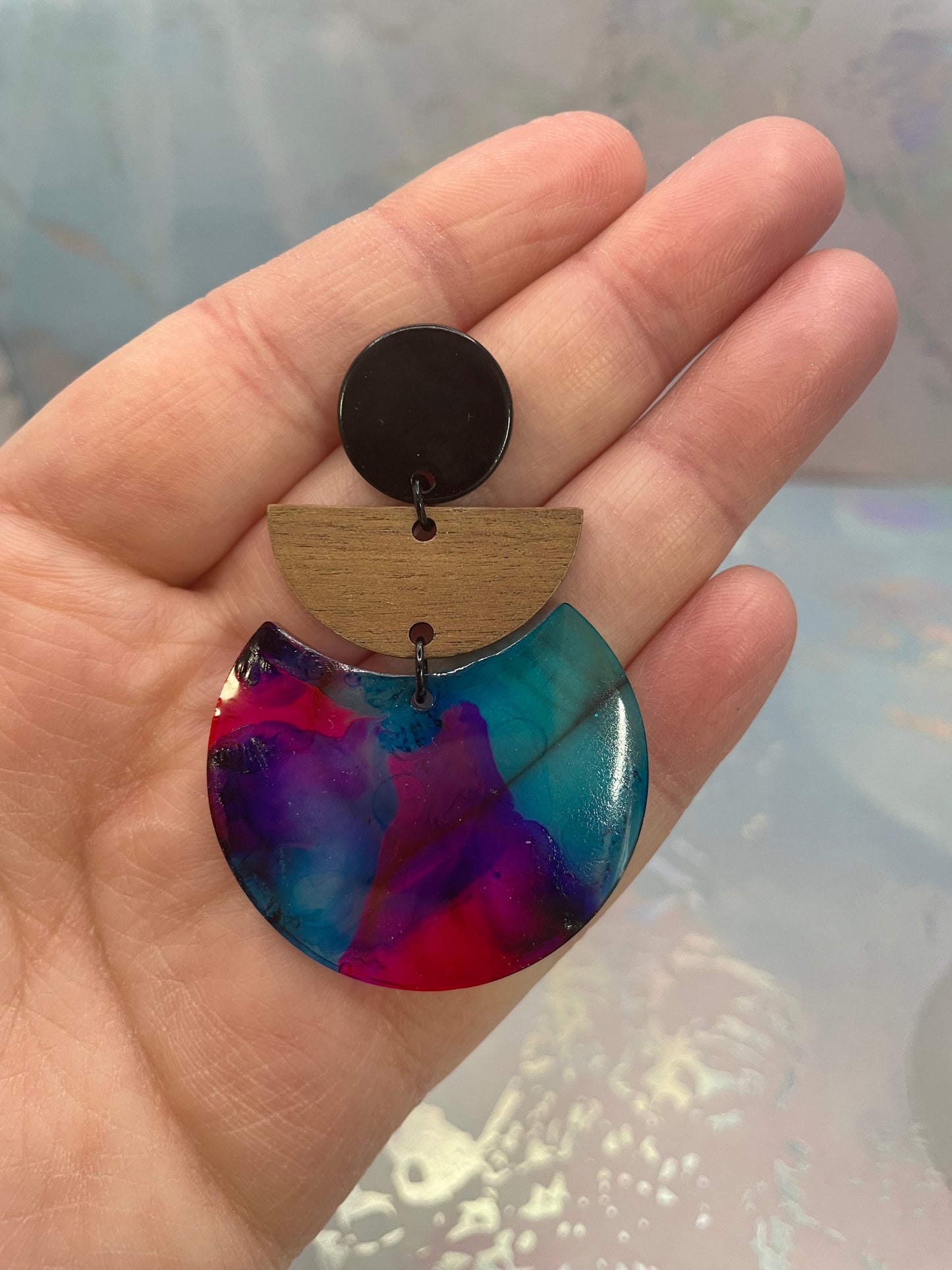 Boucles d’oreilles géométriques demi-lune – bois et résine multicolore