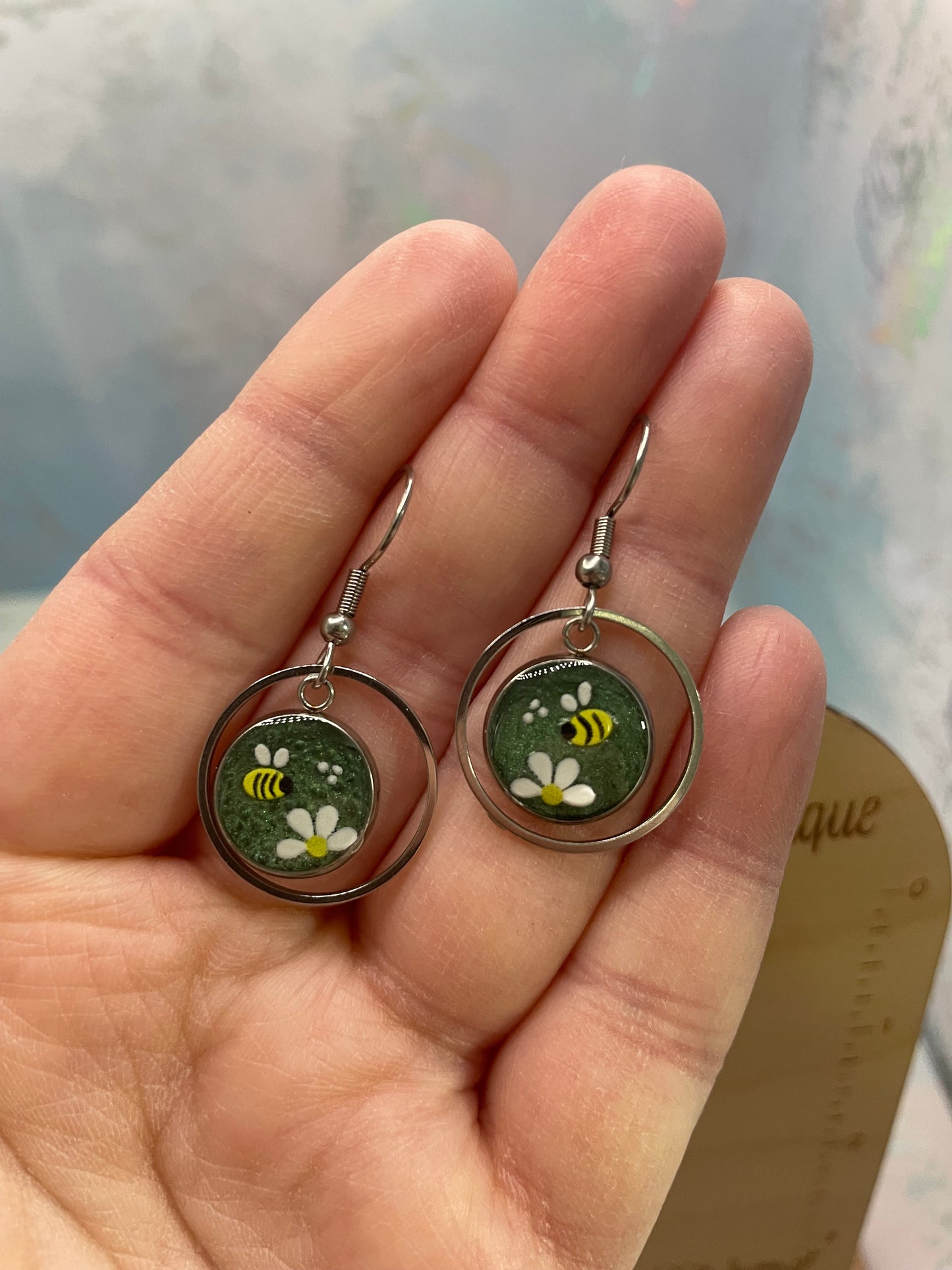 Boucles d’oreilles abeille et marguerite rondes