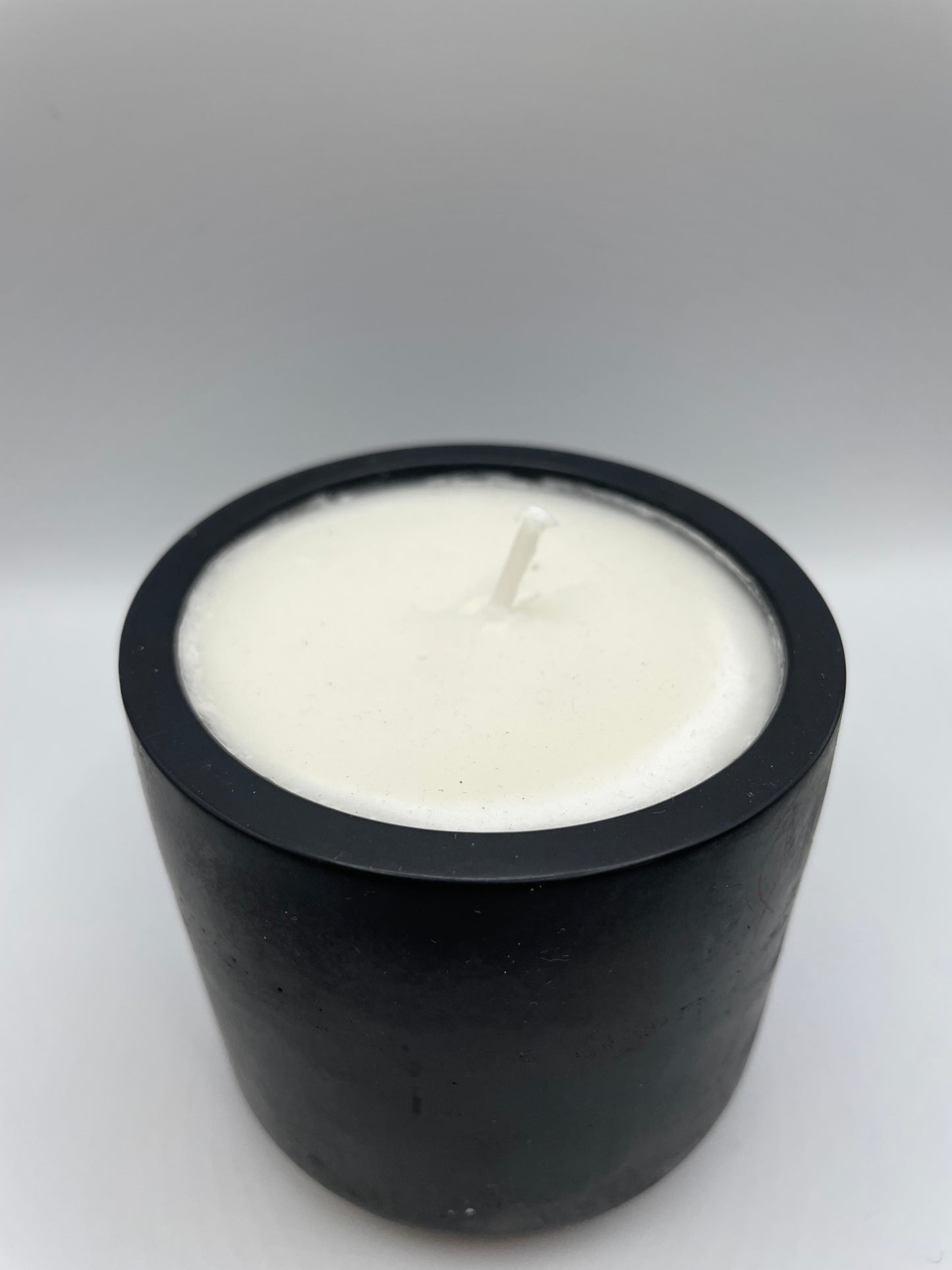 Black Eco-Resin Candle – Clean Lemon Soy Wax