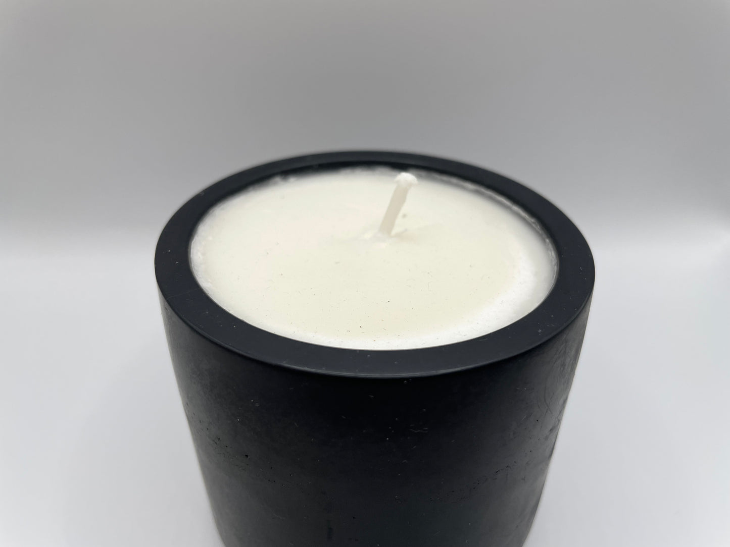 Black Eco-Resin Candle – Clean Lemon Soy Wax