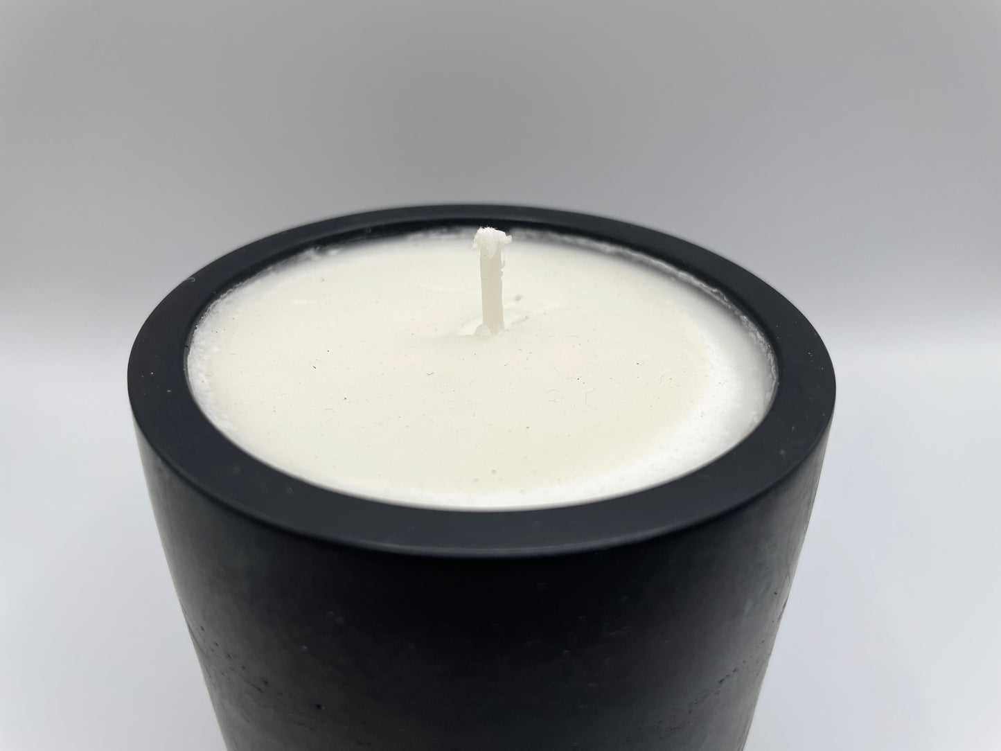 Black Eco-Resin Candle – Clean Lemon Soy Wax