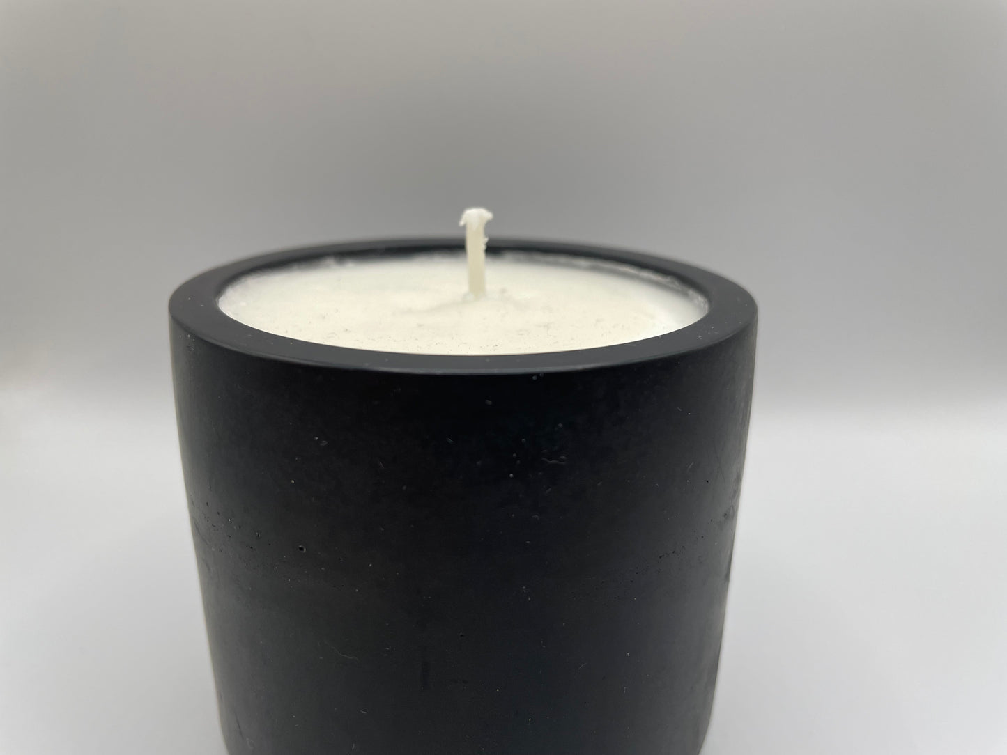 Black Eco-Resin Candle – Clean Lemon Soy Wax