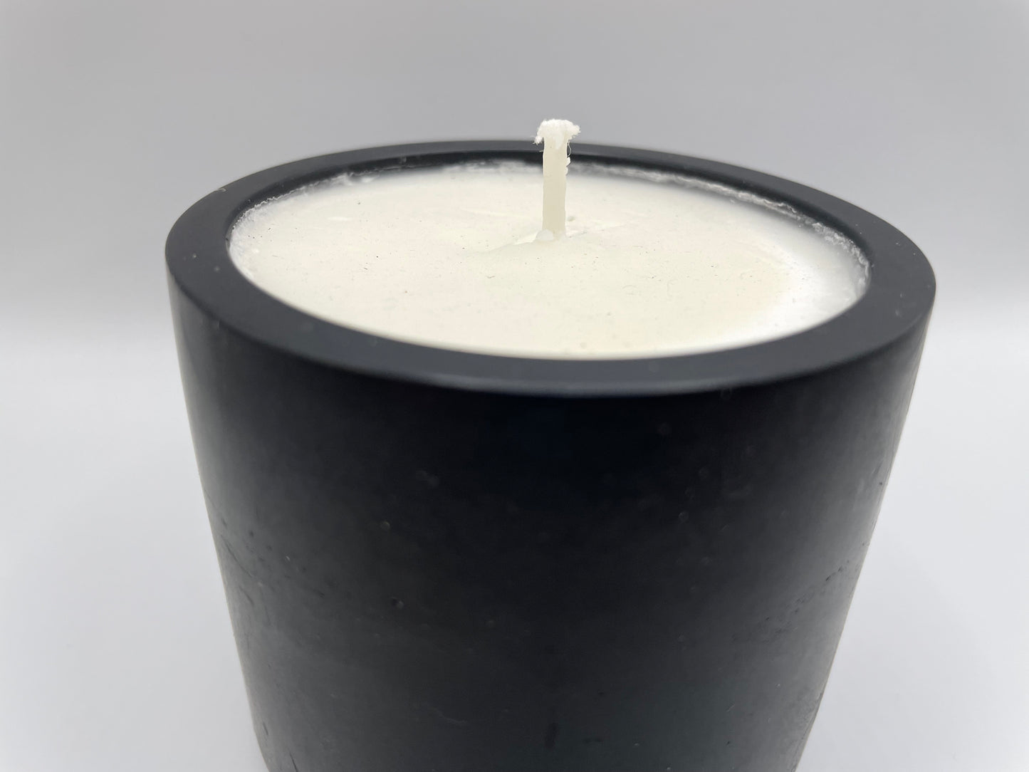 Black Eco-Resin Candle – Clean Lemon Soy Wax