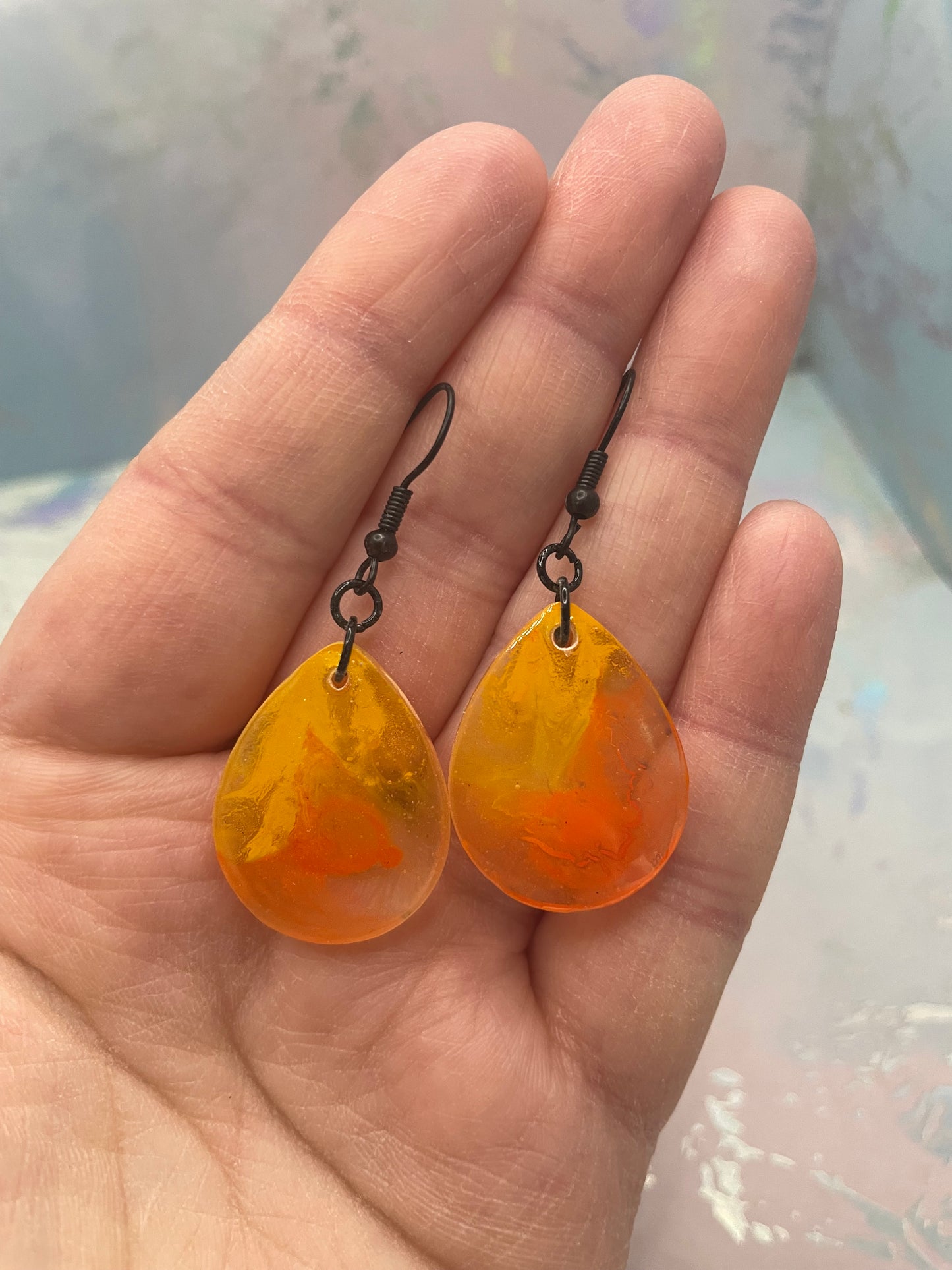 Boucles d’oreilles goutte en résine jaune et orange