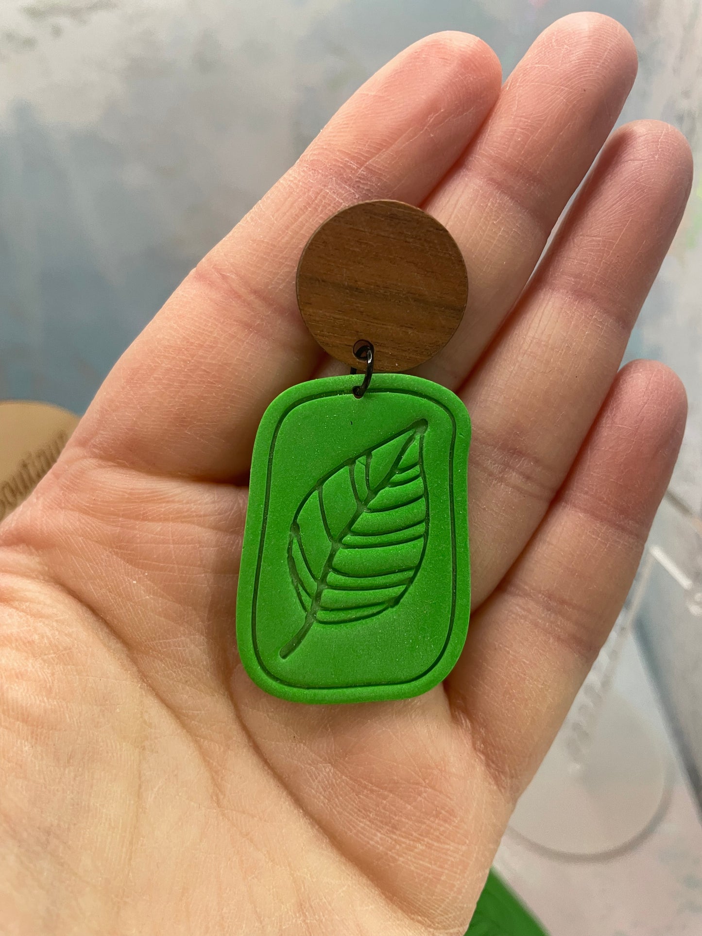 Boucles d’oreilles vertes en argile polymère avec bouton en bois