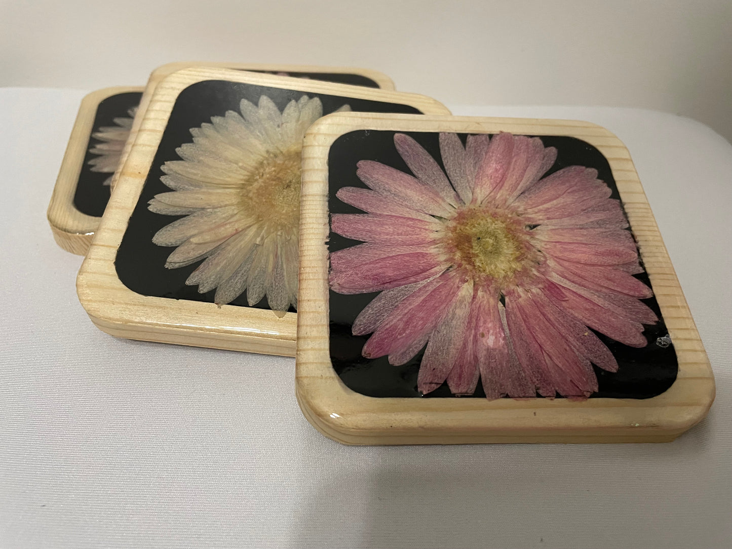 Wooden Coaster Set with Dried Flowers and Resin Finish (Set of 4)