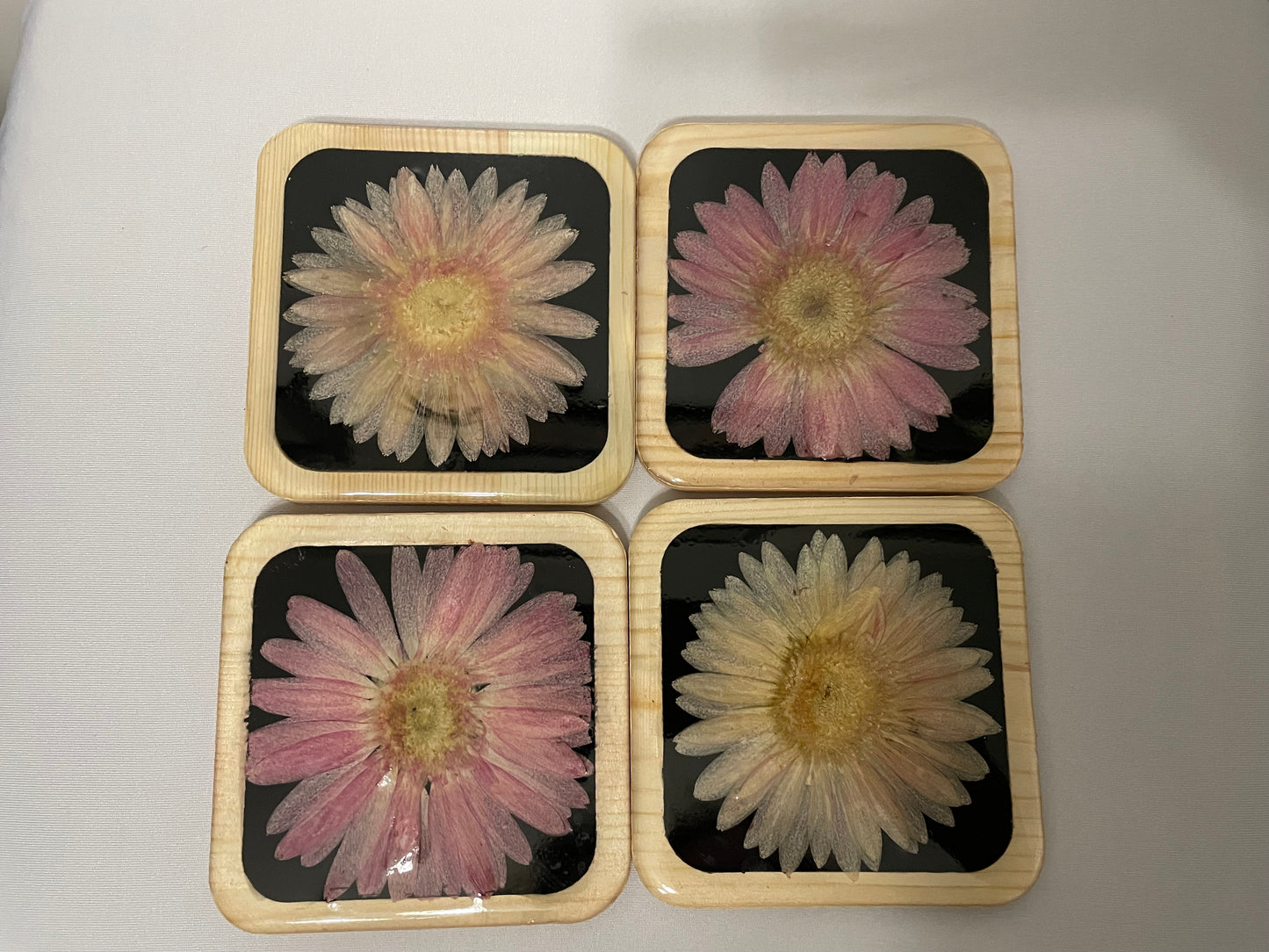 Wooden Coaster Set with Dried Flowers and Resin Finish (Set of 4)