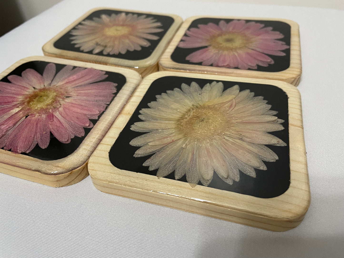 Wooden Coaster Set with Dried Flowers and Resin Finish (Set of 4)