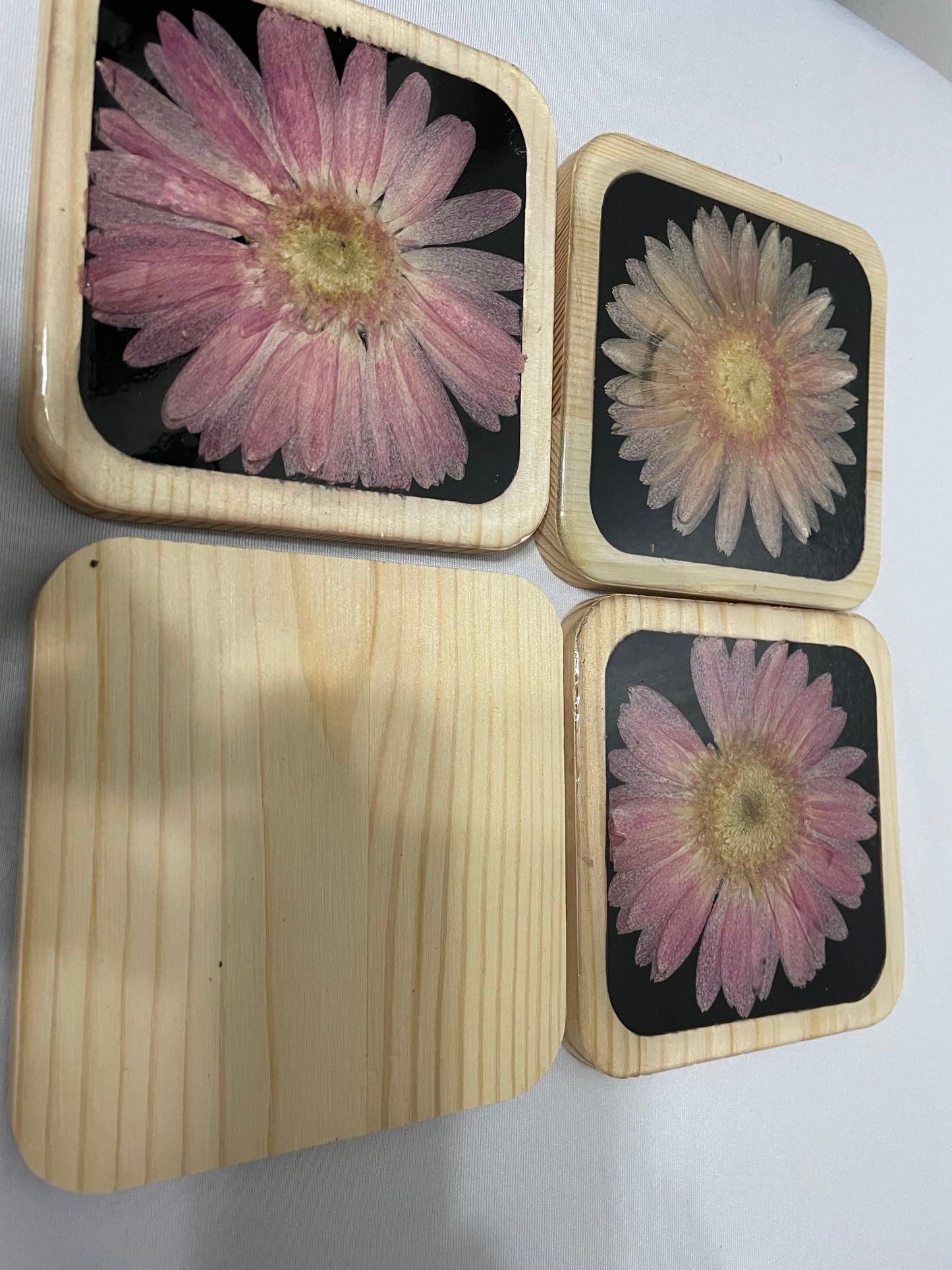 Wooden Coaster Set with Dried Flowers and Resin Finish (Set of 4)