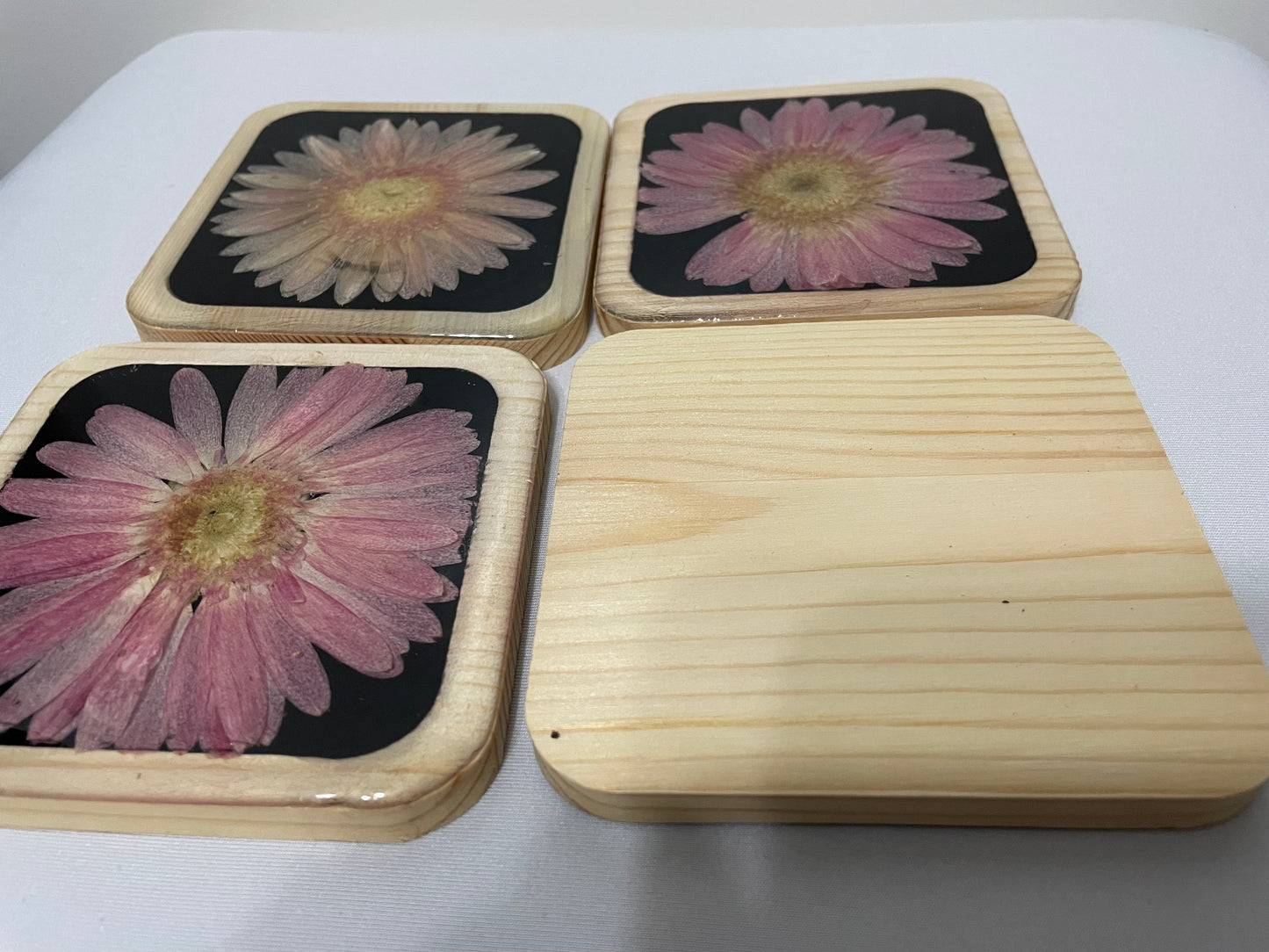 Wooden Coaster Set with Dried Flowers and Resin Finish (Set of 4)