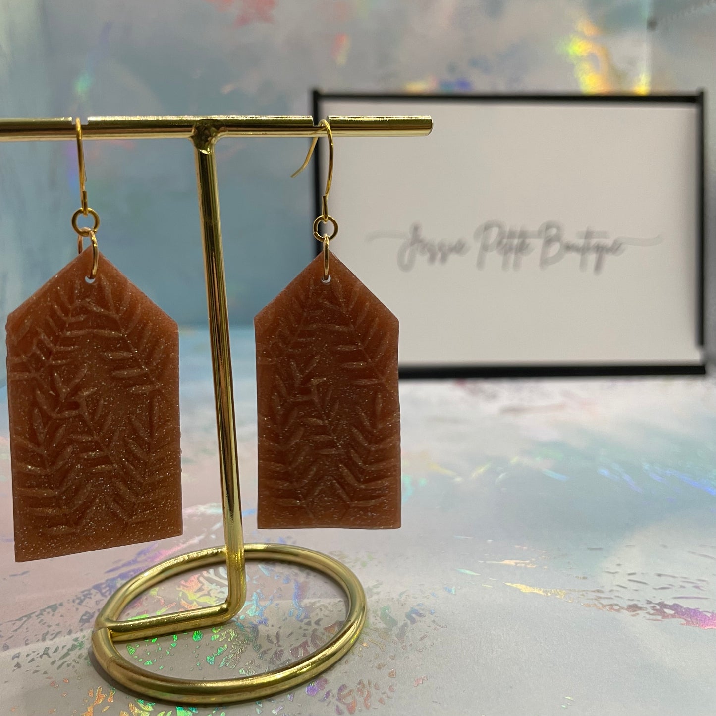 Boucles d'oreilles pentagone beige avec Feuillage