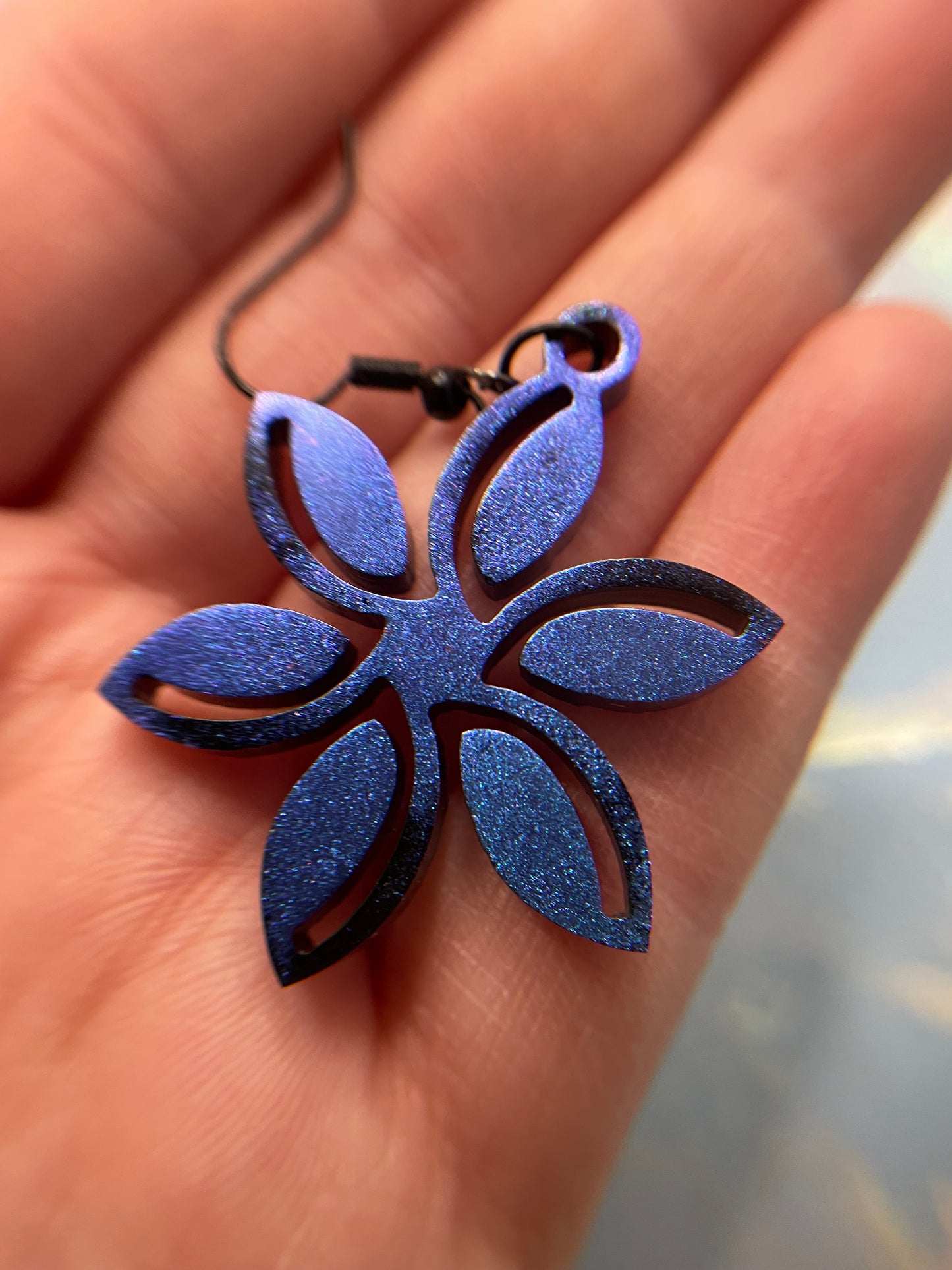 Boucles d'oreilles fleur en résine bleu caméléon