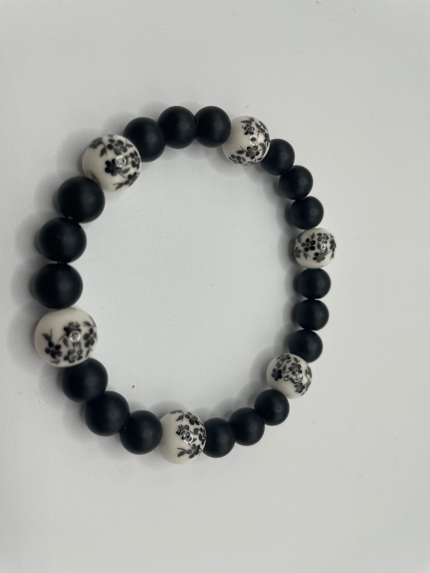 Bracelet perlé noir et blanc à motif floral
