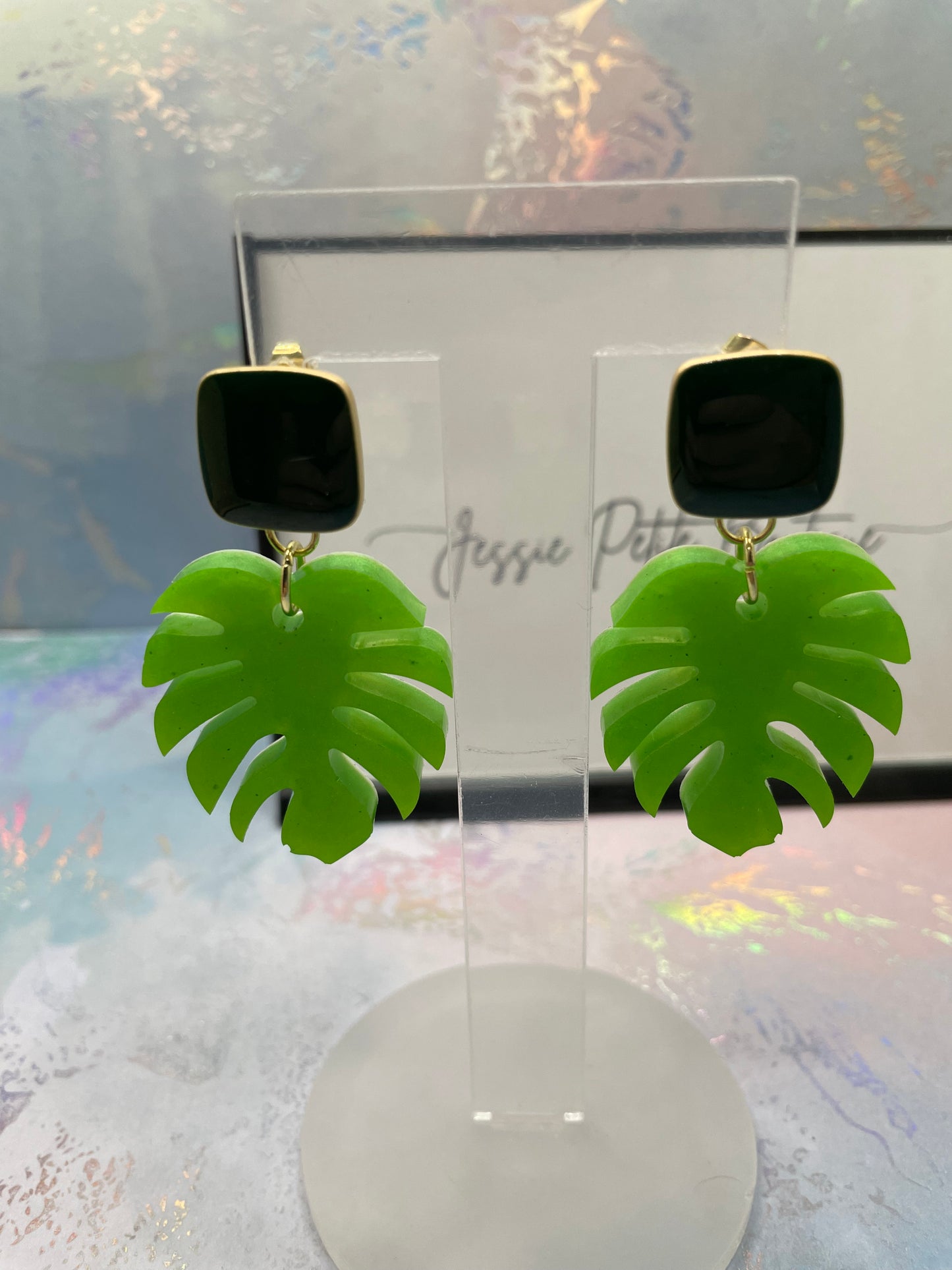 Boucles d'oreilles Monstera vertes avec clous en émail vert - SANS NICKEL