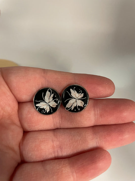 White Flower on Black Stud Earrings-Stainless Steel