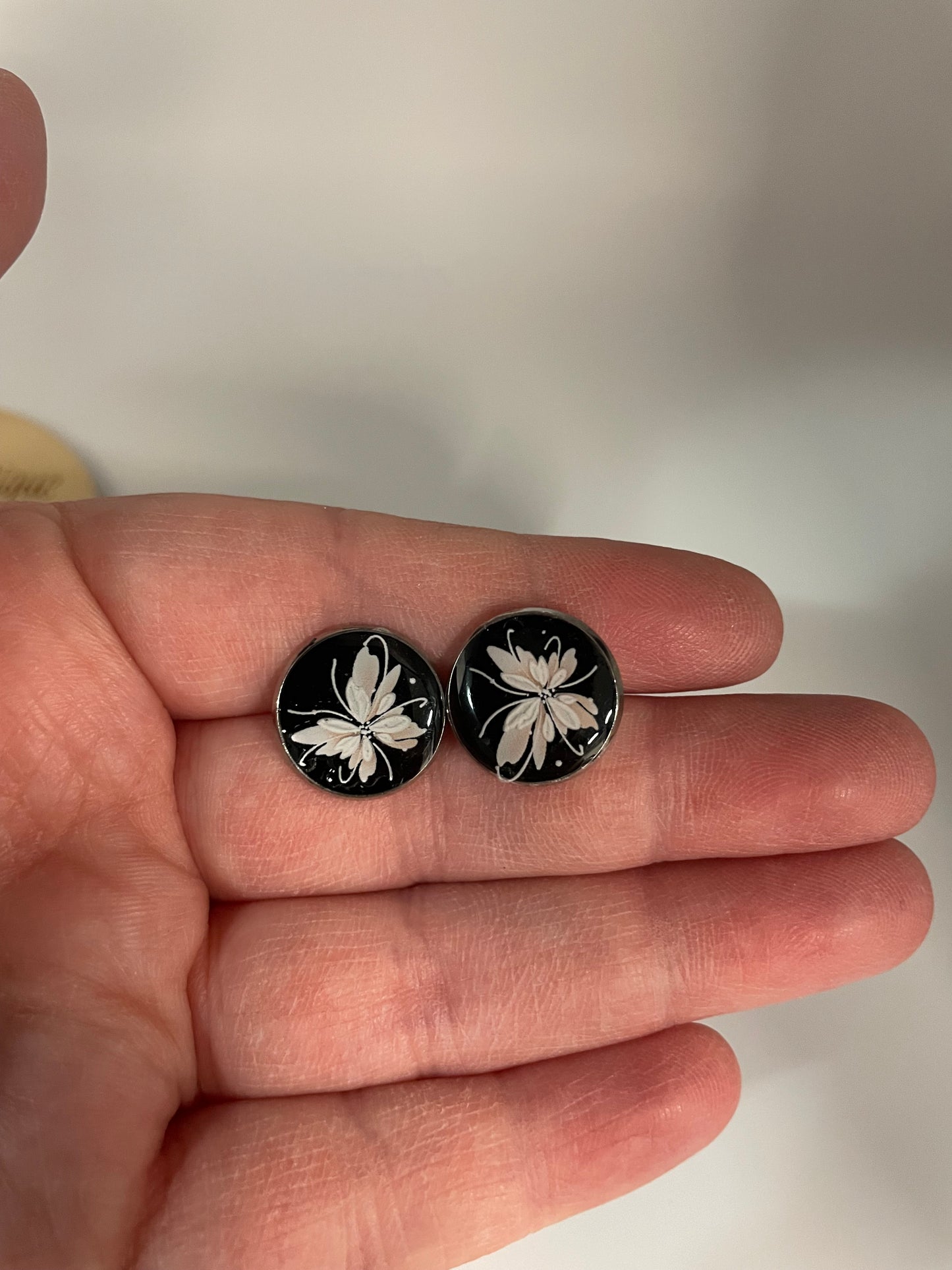White Flower on Black Stud Earrings-Stainless Steel