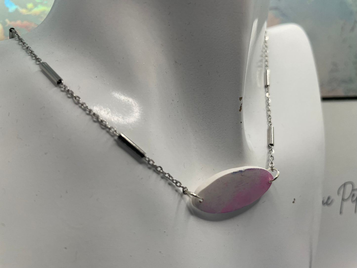 Pendentif argile ovale blanc/rose 18'' Acier Inoxydable+Sans Nickel