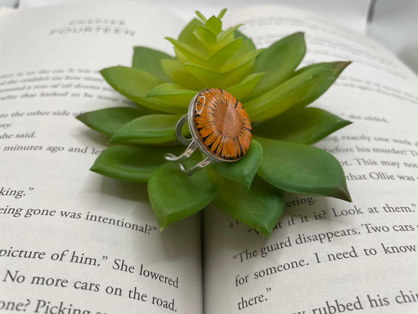 Pressed Daisy Resin Ring – Stainless Steel (Adjustable)