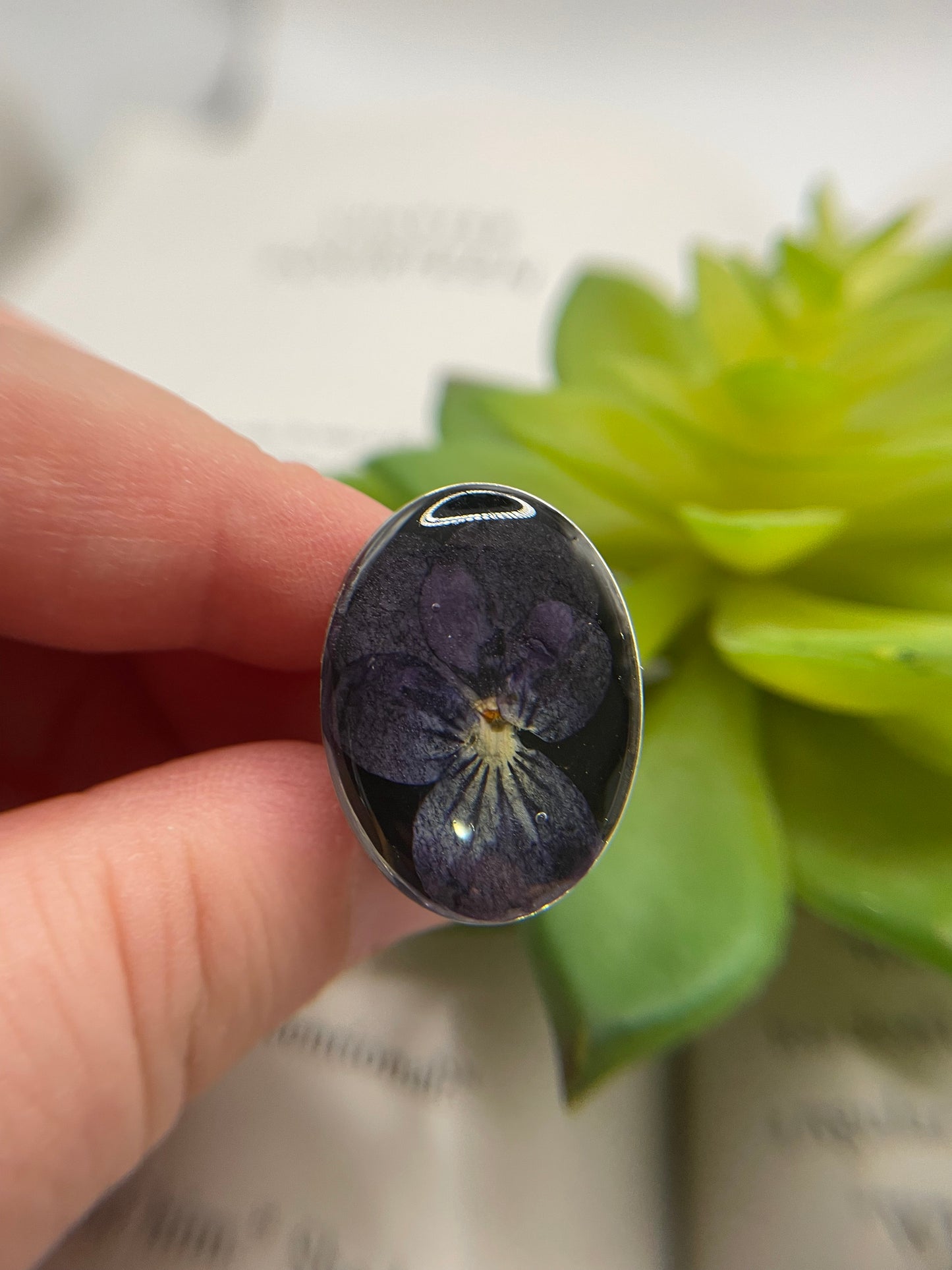 Bague fleur pensée ovale – acier inoxydable (ajustable)