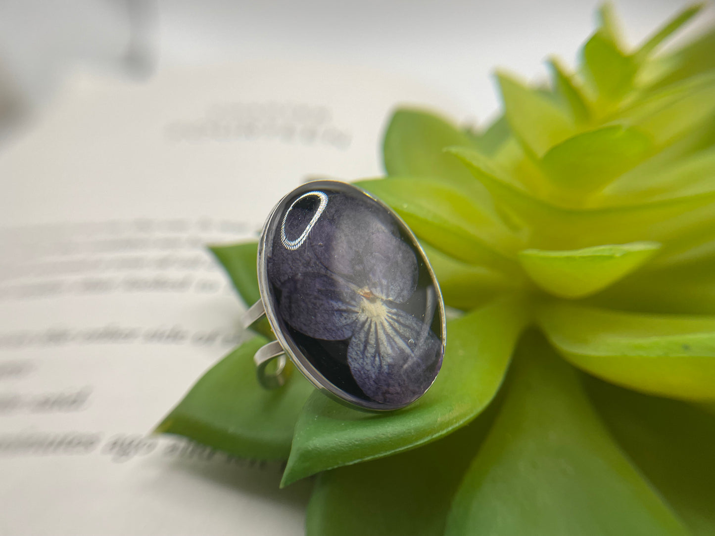 Bague fleur pensée ovale – acier inoxydable (ajustable)