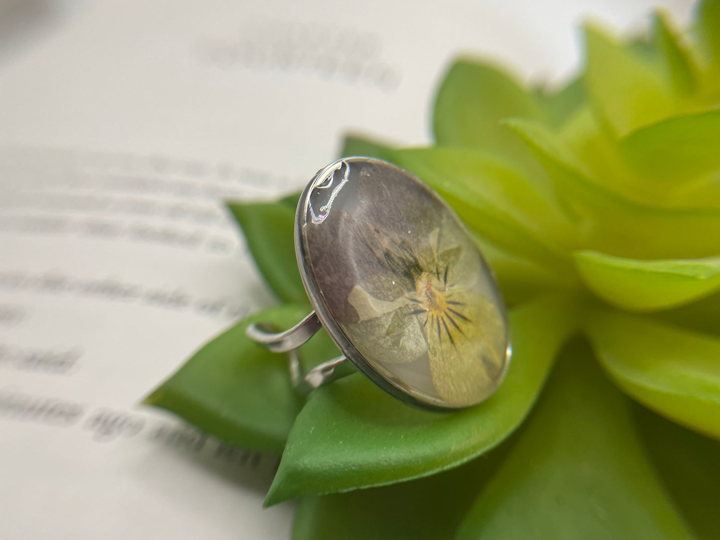 Bague fleur pensée ovale – acier inoxydable (ajustable)