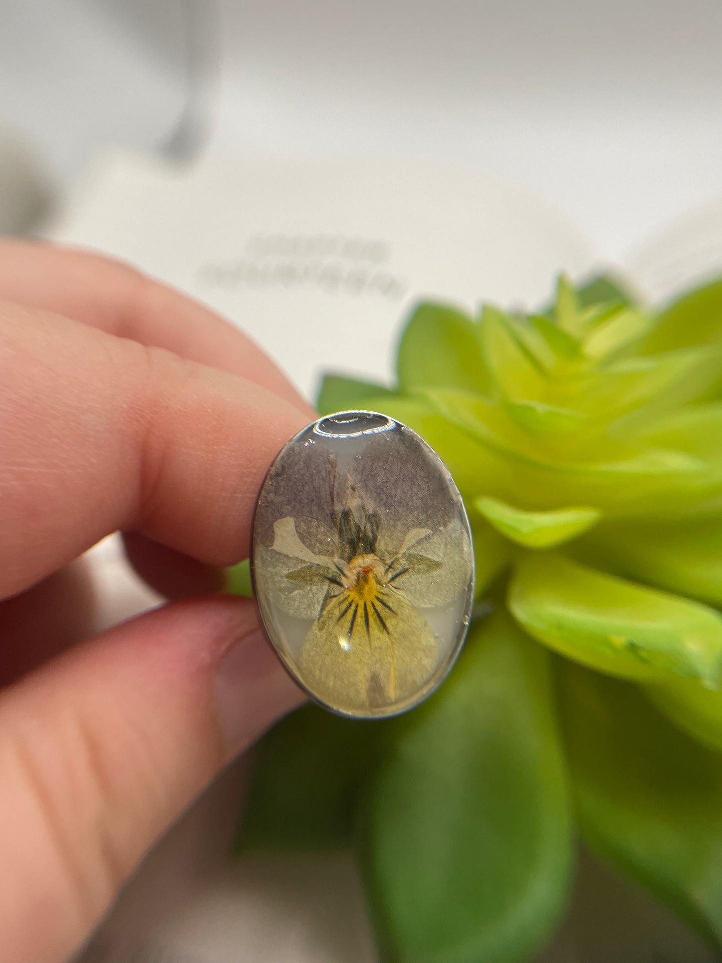 Bague fleur pensée ovale – acier inoxydable (ajustable)